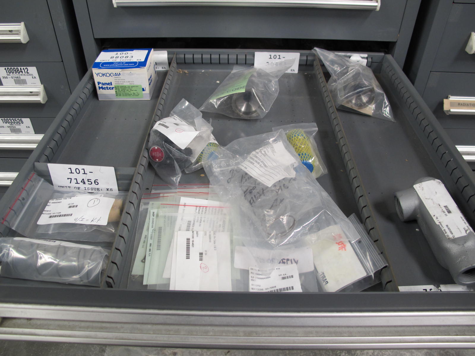 STANLEY VIDMAR CABINET, 5 DRAWER, TO INCLUDE: HOUSING PUMPS, BODY CONDUIT, DISCONNECT SWITCHES, CAPACITORS, GREASE FITTINGS,. LOCATED AT W-44. LOADING AND HANDLING FEE $25-358