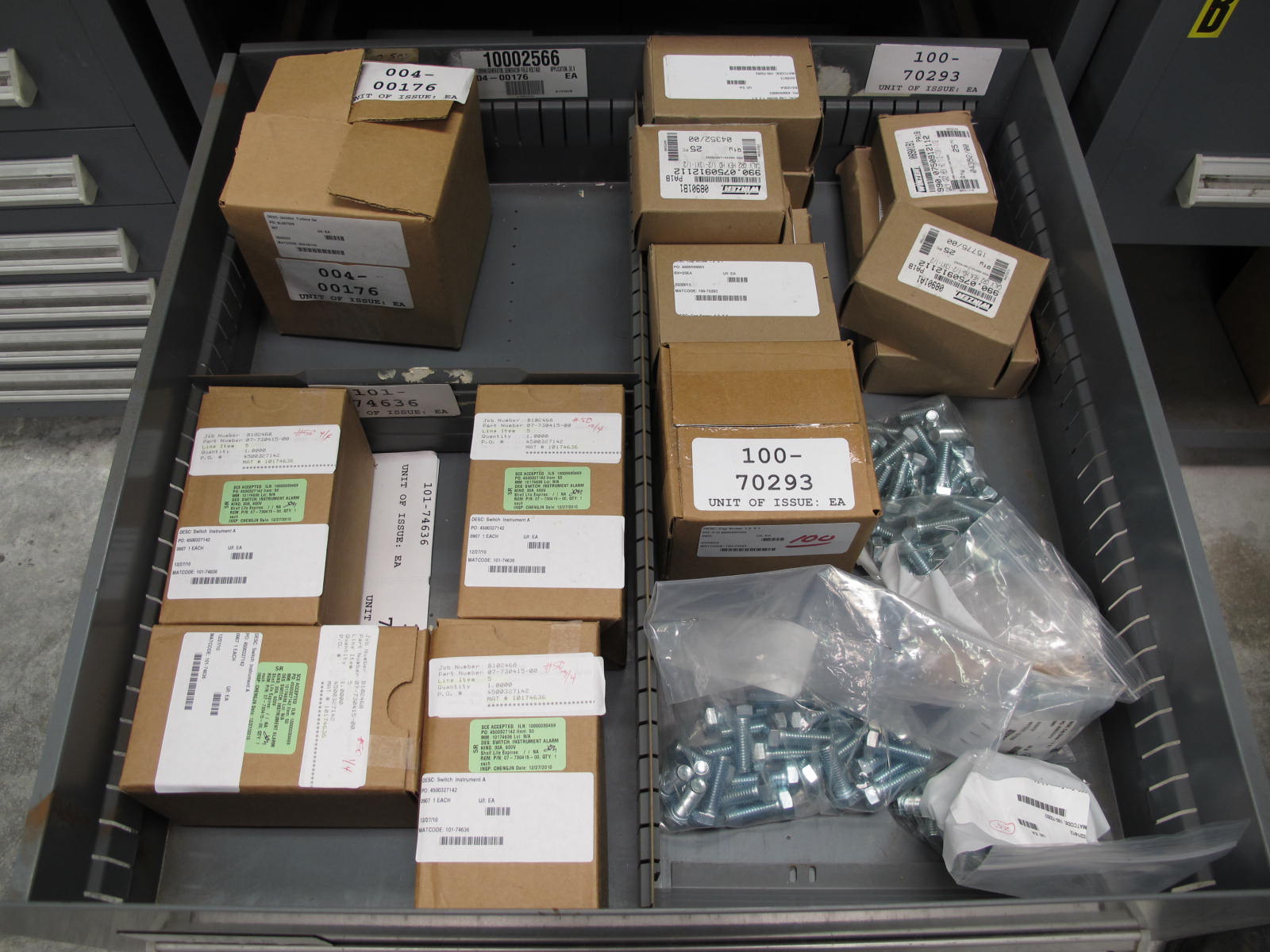 STANLEY VIDMAR CABINET, 5 DRAWER, TO INCLUDE: SWITCHES, BEZEL PRESS ASSEMBLIES, PUMP RETAINERS, SCREWS. LOCATED AT W-44. LOADING AND HANDLING FEE $25-363