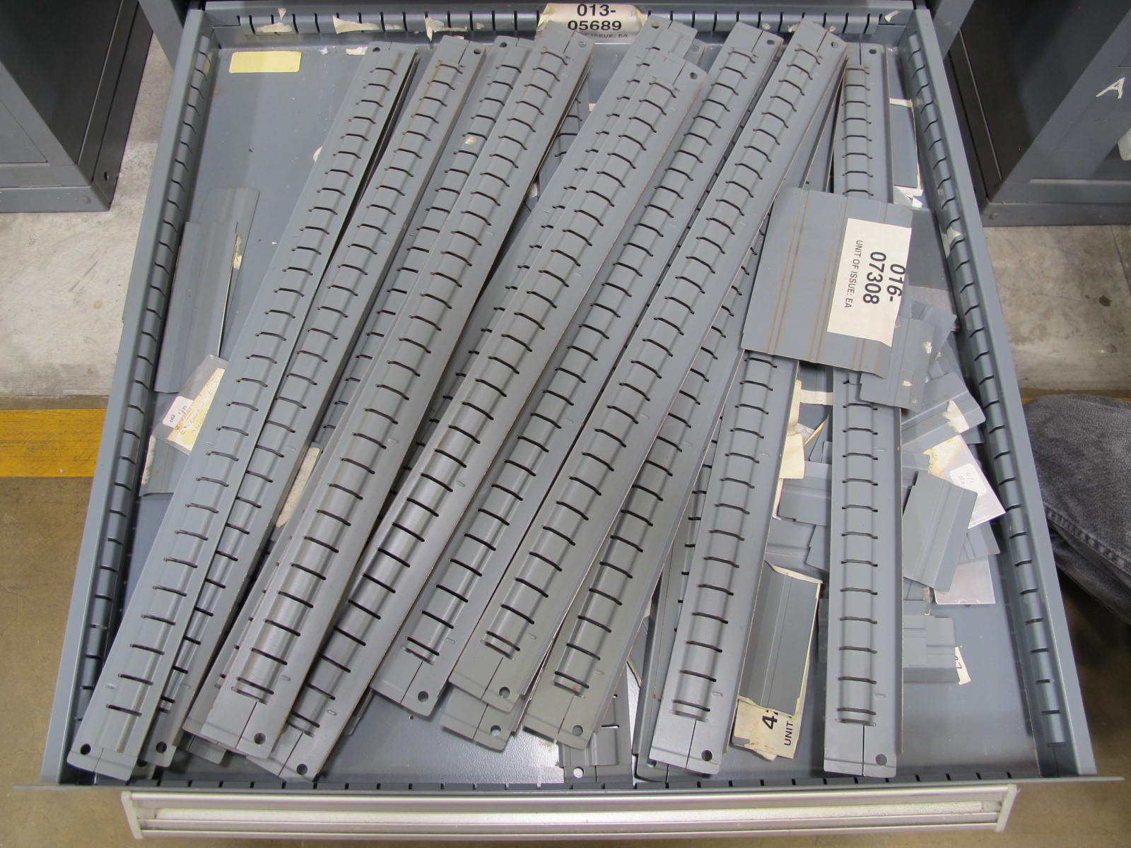 STANLEY VIDMAR CABINET, 11 DRAWER, TO INCLUDE: AMP METER, THERMOSTAT, TRANSMITTER ASSEMBLY, CONNECTOR SLEEVES, SPECTROME AMPLIFIER, PILOT RELAY, FUSES, FLOAT MONELS, CORDS. LOCATED AT W-50 . LOADING AND HANDLING FEE $25-374