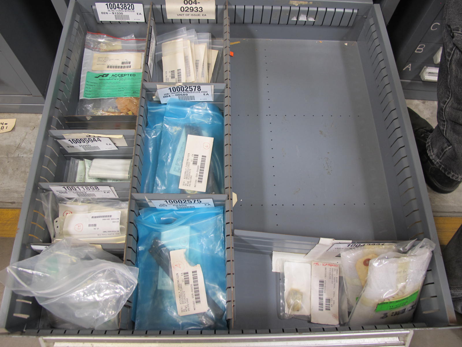 STANLEY VIDMAR CABINET, 8 DRAWER, TO INCLUDE: SCREEN FILTERS, METERING TUBES, TERMINAL WIRES, RELAYS, PRESSURE GAUGE, BRASS SHAFTS, ROTAMETERS, PINS, RINGS. LOCATED AT W-50 . LOADING AND HANDLING FEE $25-383