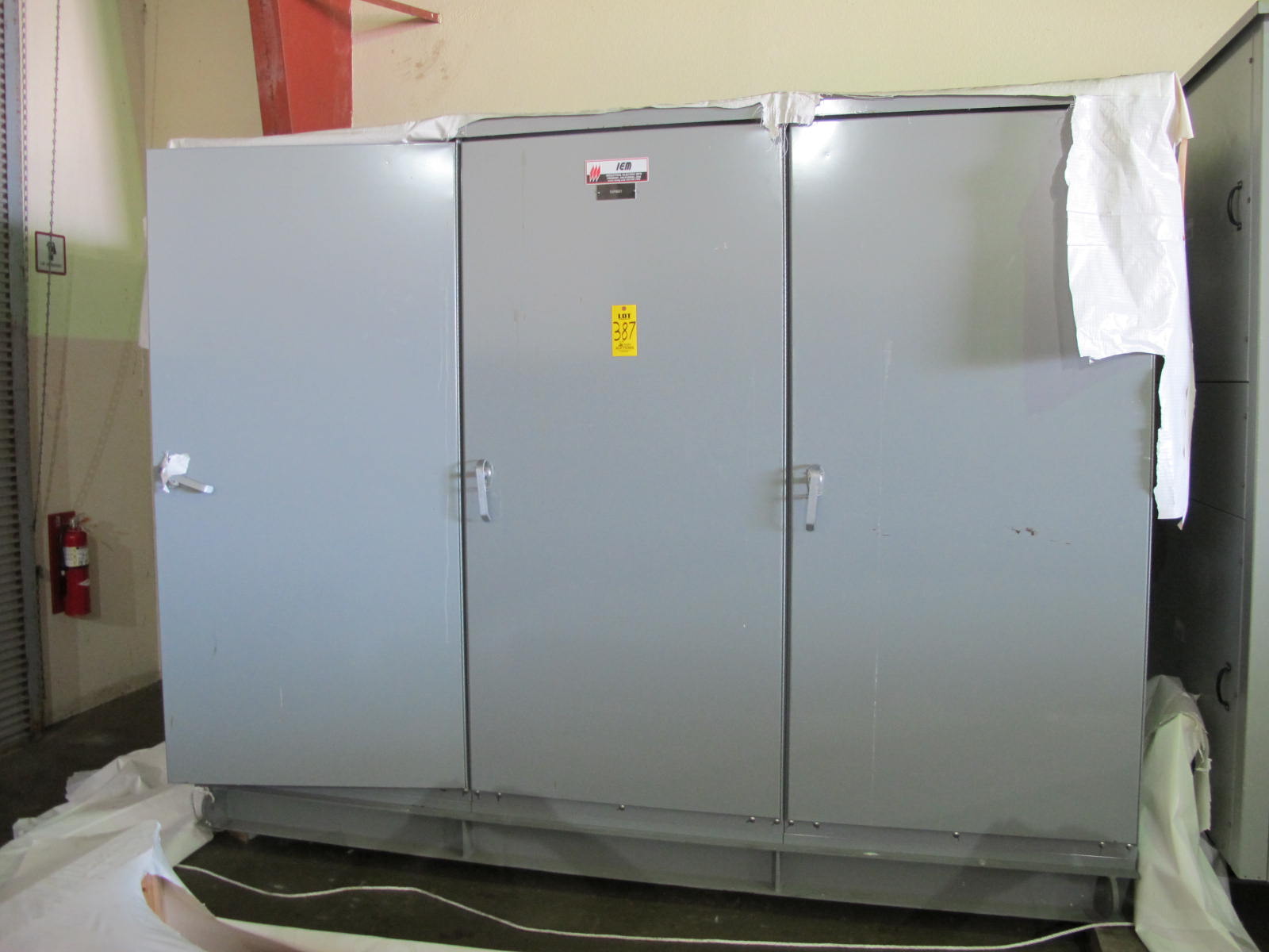 INDUSTRIAL ELECTRIC MANUFACTURING, MOTOR CONTROL CENTER, VOLTS 480, 60 HZ, THREE PHASE, SECTION AMPS 2000, SUPPLY AMPS 4000, R.M.S SYMMETRICAL AMPS 65000, 3 COLUMN WITH (8) SIEMENS VACU-BRAKE SWITCH BREAKERS. 600 AMP, 600 VOLT MAX, THREE POLE, THREE PHASE, (1) SIEMENS VACU-BRAKE SWITCH BREAKER, 400 AMP, 400 MAX VOLTS, THREE POLE, THREE PHASE. LOCATED AT W-50 . LOADING AND HANDLING FEE $200-387