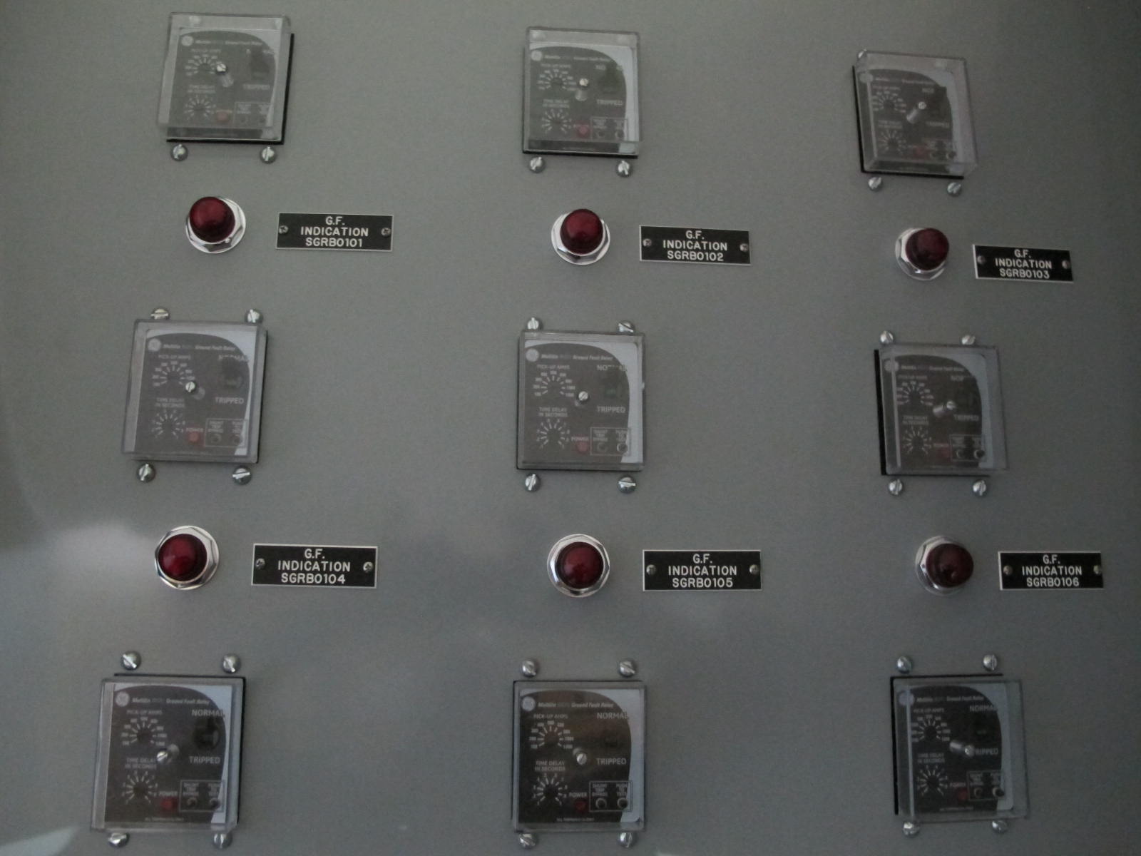 INDUSTRIAL ELECTRIC MANUFACTURING, MOTOR CONTROL CENTER, VOLTS 480, 60 HZ, THREE PHASE, SECTION AMPS 2000, SUPPLY AMPS 4000, R.M.S SYMMETRICAL AMPS 65000, 3 COLUMN WITH (8) SIEMENS VACU-BRAKE SWITCH BREAKERS. 600 AMP, 600 VOLT MAX, THREE POLE, THREE PHASE, (1) SIEMENS VACU-BRAKE SWITCH BREAKER, 400 AMP, 400 MAX VOLTS, THREE POLE, THREE PHASE. LOCATED AT W-50 . LOADING AND HANDLING FEE $200-387