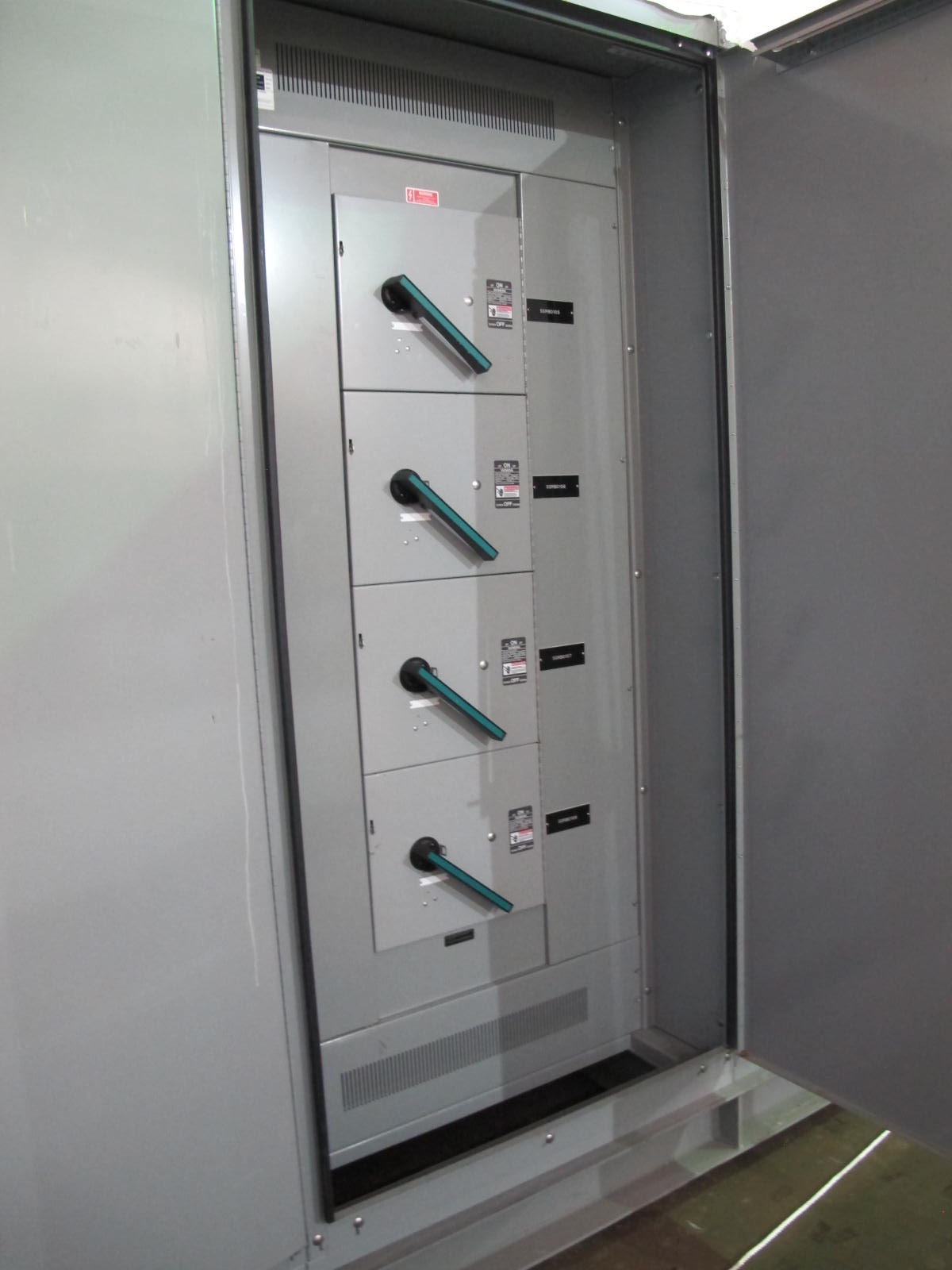 INDUSTRIAL ELECTRIC MANUFACTURING, MOTOR CONTROL CENTER, VOLTS 480, 60 HZ, THREE PHASE, SECTION AMPS 2000, SUPPLY AMPS 4000, R.M.S SYMMETRICAL AMPS 65000, 3 COLUMN WITH (8) SIEMENS VACU-BRAKE SWITCH BREAKERS. 600 AMP, 600 VOLT MAX, THREE POLE, THREE PHASE, (1) SIEMENS VACU-BRAKE SWITCH BREAKER, 400 AMP, 400 MAX VOLTS, THREE POLE, THREE PHASE. LOCATED AT W-50 . LOADING AND HANDLING FEE $200-387