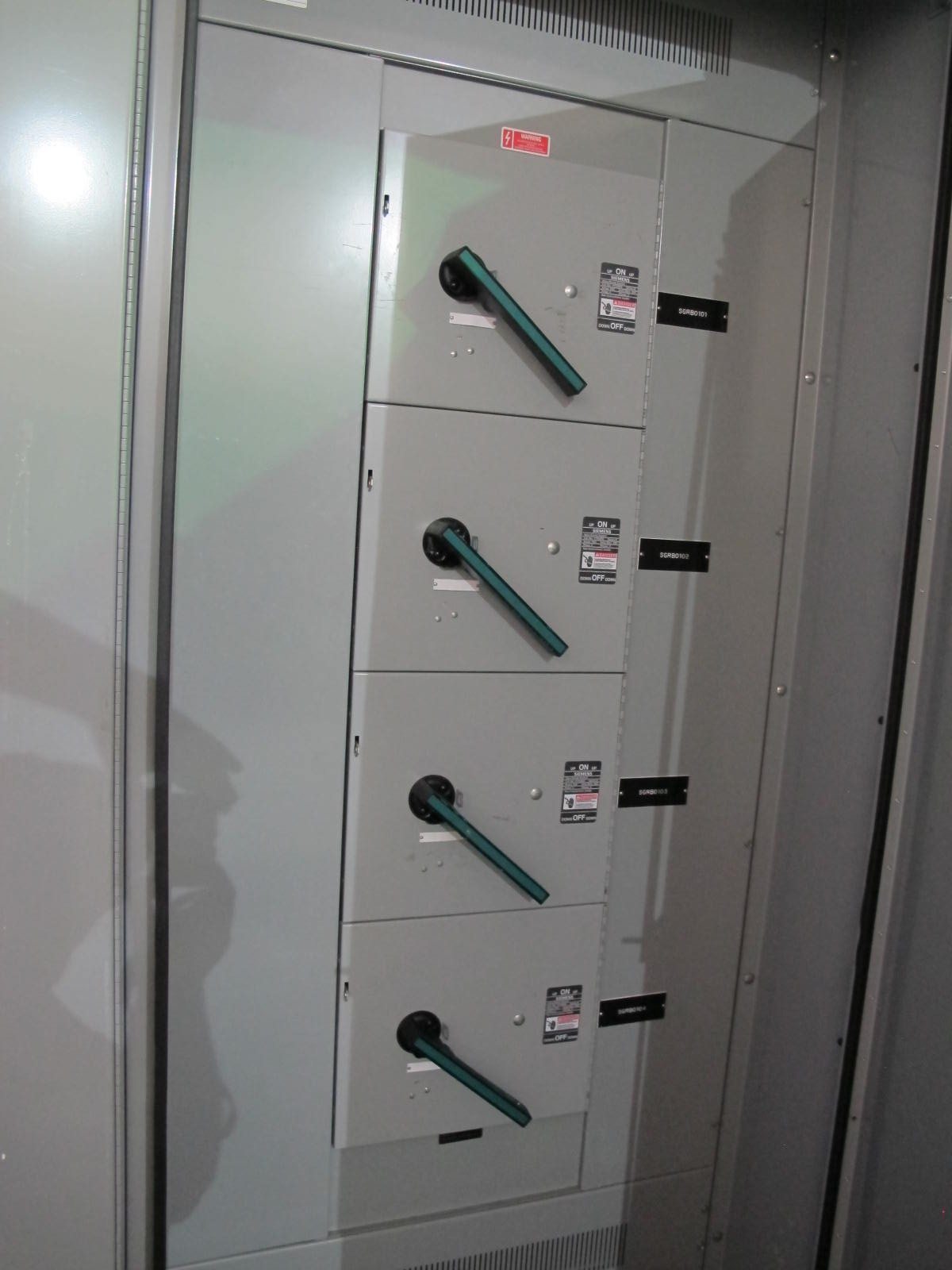 INDUSTRIAL ELECTRIC MANUFACTURING, MOTOR CONTROL CENTER, VOLTS 480, 60 HZ, THREE PHASE, SECTION AMPS 2000, SUPPLY AMPS 4000, R.M.S SYMMETRICAL AMPS 65000, 3 COLUMN WITH (8) SIEMENS VACU-BRAKE SWITCH BREAKERS. 600 AMP, 600 VOLT MAX, THREE POLE, THREE PHASE, (1) SIEMENS VACU-BRAKE SWITCH BREAKER, 400 AMP, 400 MAX VOLTS, THREE POLE, THREE PHASE. LOCATED AT W-50 . LOADING AND HANDLING FEE $200-387