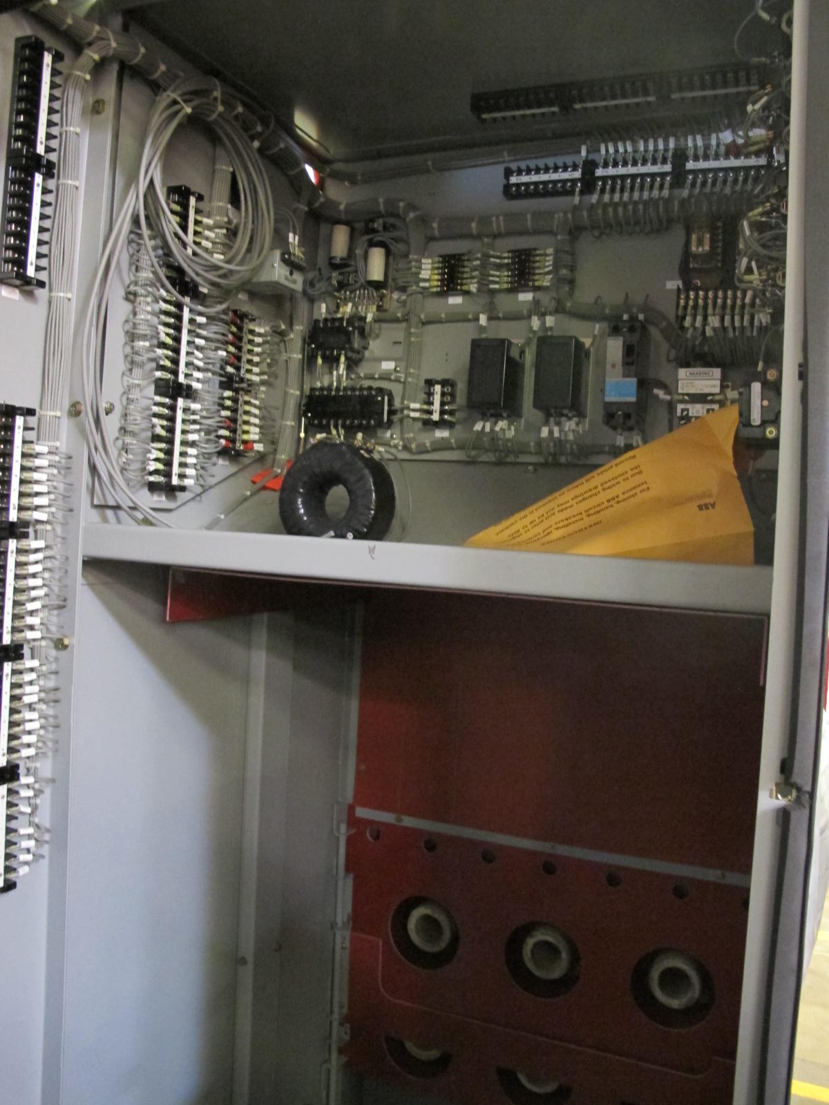 ASSEMBLY, SWITCHGEAR TYPE, CUBICLE KIND. 3000AMP, ABB 5HK350, 36" WIDE X 90" HIGH X 98-1/4" DEEP. LOCATED AT W-50 . LOADING AND HANDLING FEE $25-389