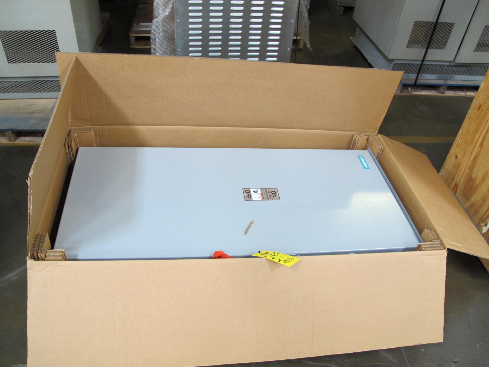 SIEMENS SWITCH, SAFETY TYPE, 600VAC 400A ELEC RATING, NEMA 3R ENCLOSURE, 3PST ACTION. HEAVY DUTY, FUSIBLE. LOCATED AT W-50 . LOADING AND HANDLING FEE $25-399