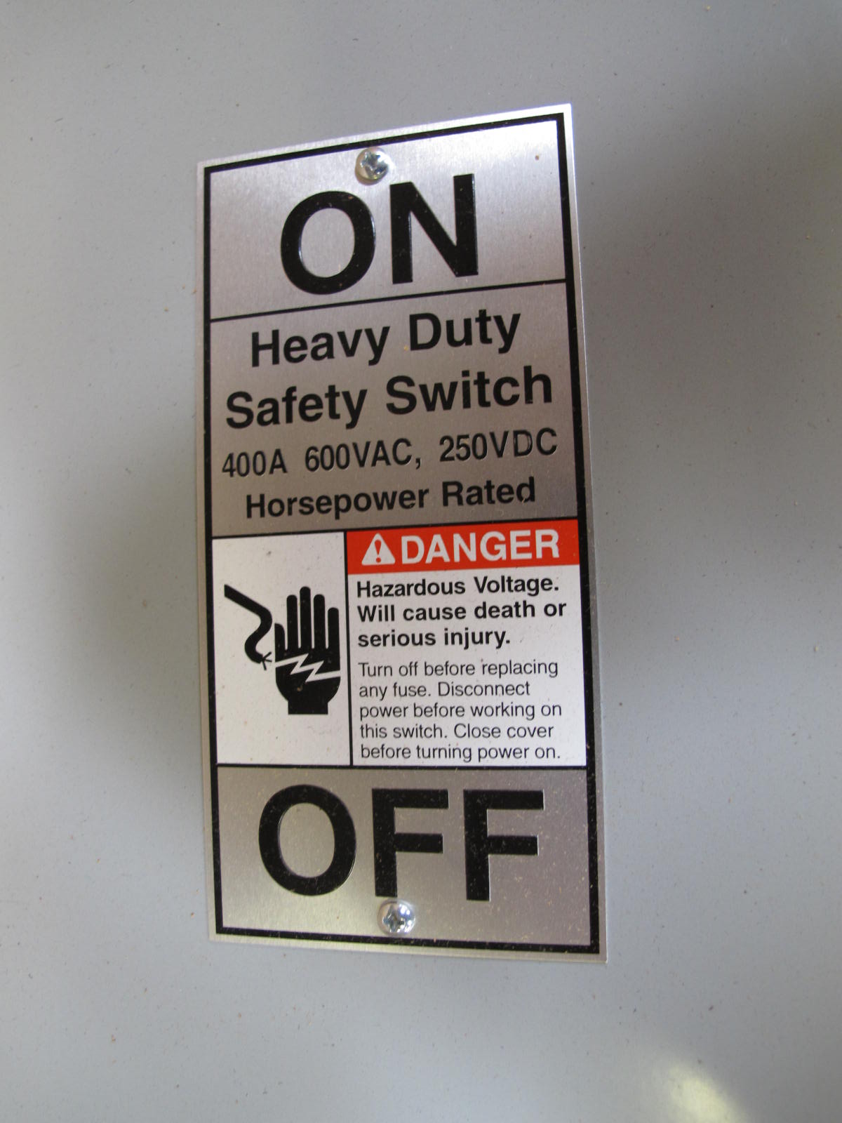 SIEMENS SWITCH, SAFETY TYPE, 600VAC 400A ELEC RATING, NEMA 3R ENCLOSURE, 3PST ACTION. HEAVY DUTY, FUSIBLE. LOCATED AT W-50 . LOADING AND HANDLING FEE $25-399