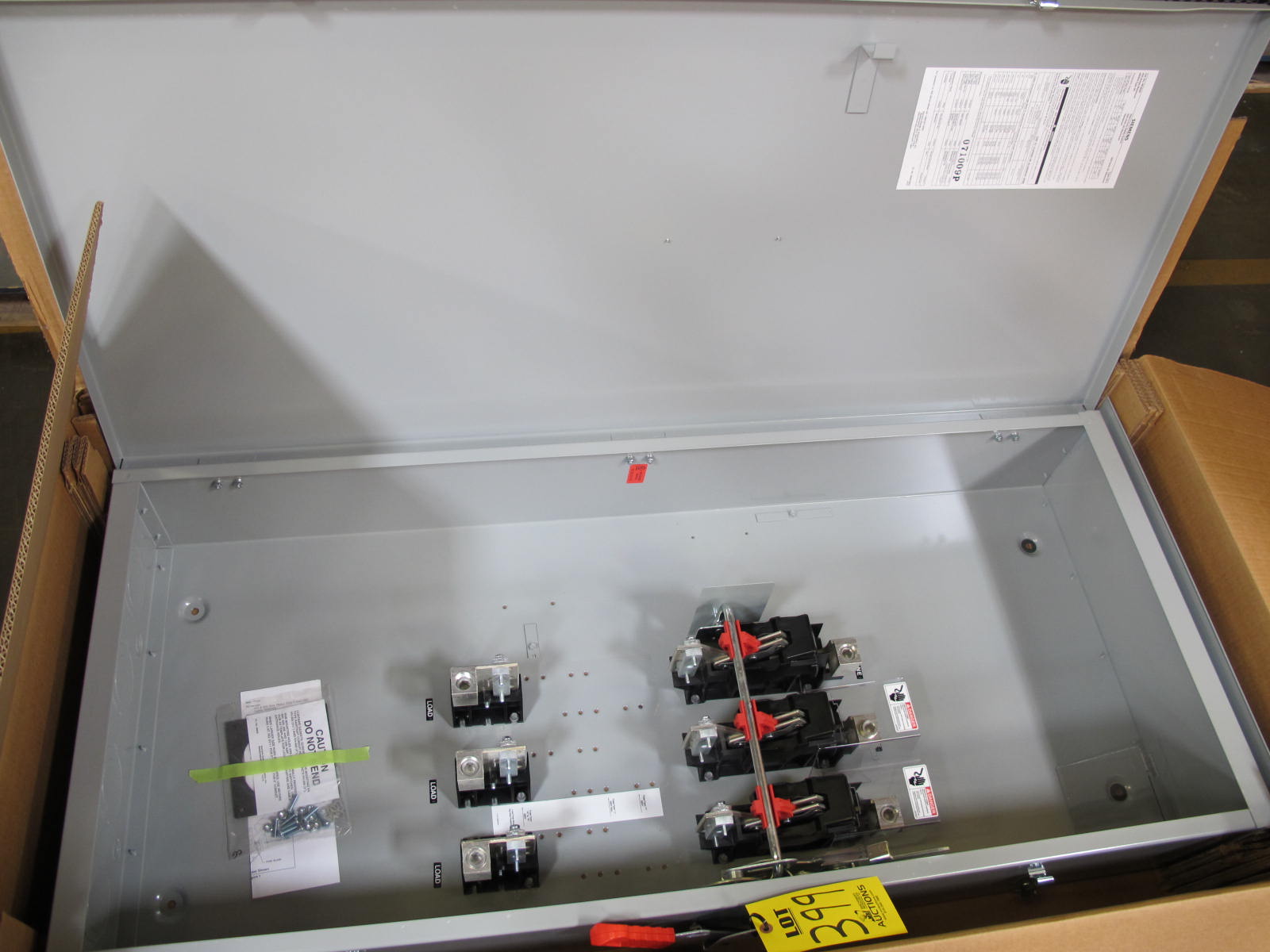 SIEMENS SWITCH, SAFETY TYPE, 600VAC 400A ELEC RATING, NEMA 3R ENCLOSURE, 3PST ACTION. HEAVY DUTY, FUSIBLE. LOCATED AT W-50 . LOADING AND HANDLING FEE $25-399