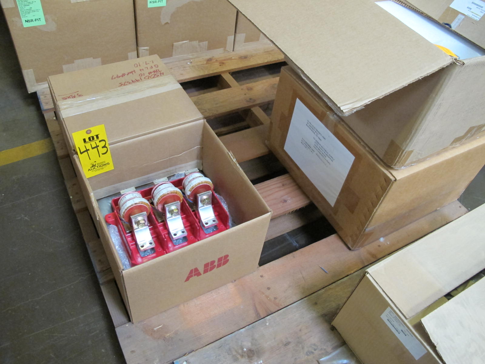 LOT TO INCLUDE: (2) MOLDING, LOAD CENTER KIND. LOWER ASSEMBLY, K-600S, 250-600A, K-DON600S, 250-600A, FOR 480 VOLT LOAD CENTERS, (2) TRANSMITTER, PRESSURE TYPE, 4-20MA OUTPUT, 200-2000 PSI (1.4-14 MPA) RANGE, 1/2" NPT CONNECTION, 25-42VDC SUPPLY. ELECTRONIC, CAST IRON BASE AND COVER. LOCATED AT W-50 . LOADING AND HANDLING FEE $25-443