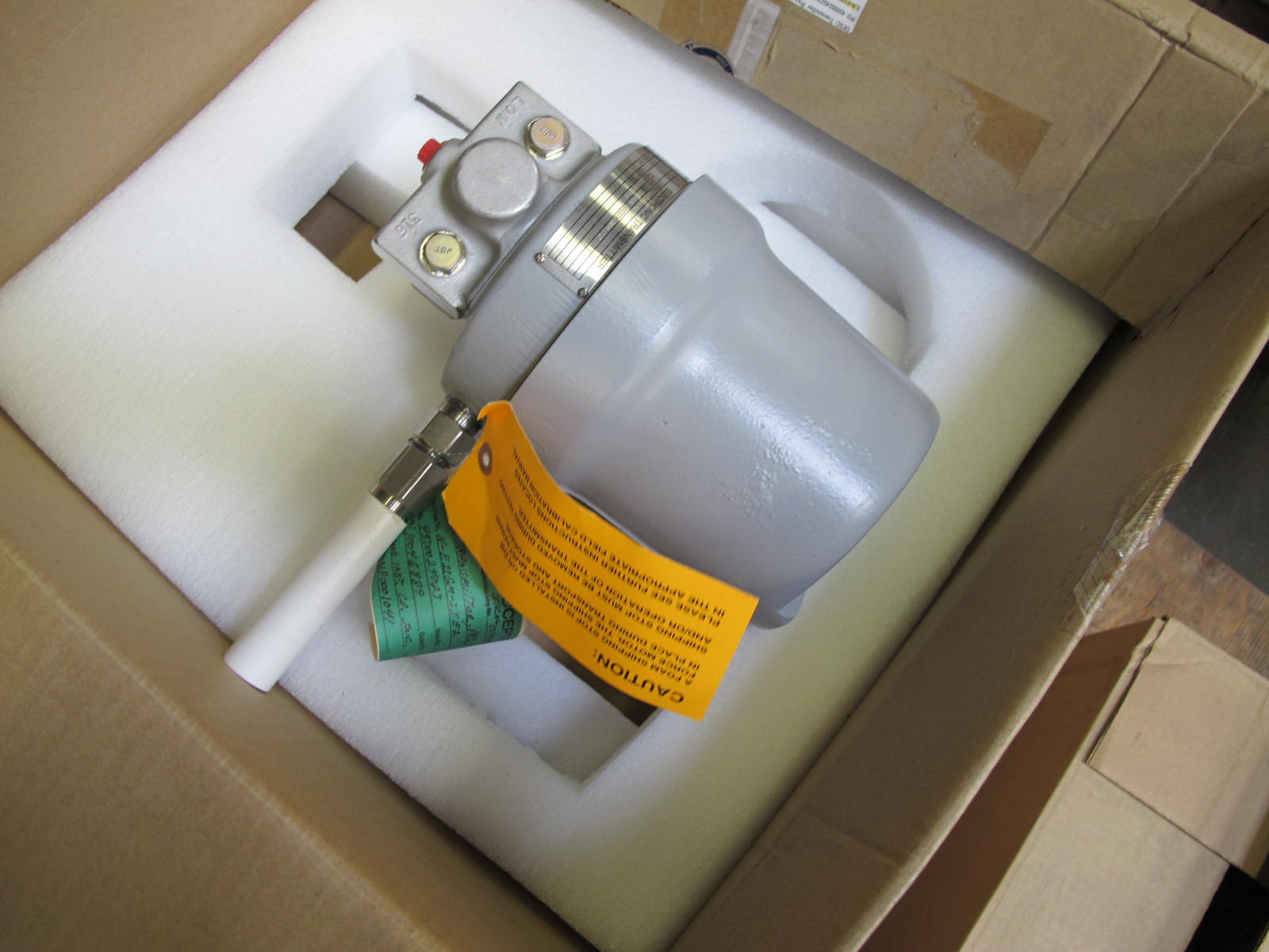 LOT TO INCLUDE: (2) MOLDING, LOAD CENTER KIND. LOWER ASSEMBLY, K-600S, 250-600A, K-DON600S, 250-600A, FOR 480 VOLT LOAD CENTERS, (2) TRANSMITTER, PRESSURE TYPE, 4-20MA OUTPUT, 200-2000 PSI (1.4-14 MPA) RANGE, 1/2" NPT CONNECTION, 25-42VDC SUPPLY. ELECTRONIC, CAST IRON BASE AND COVER. LOCATED AT W-50 . LOADING AND HANDLING FEE $25-443