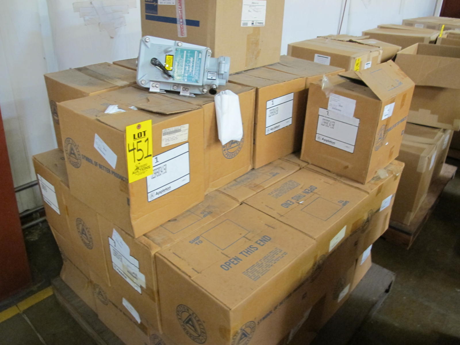 (33) APPLETON RECEPTACLES, ELECTRICAL TYPE, 2/0 TO #14 CU-AL WIRE, 600VOLTS ELEC RATING, 3W,4P KIND. SWITCHED, DEAD FRONT INTERLOCKED. LOCATED AT W-50 . LOADING AND HANDLING FEE $25-451