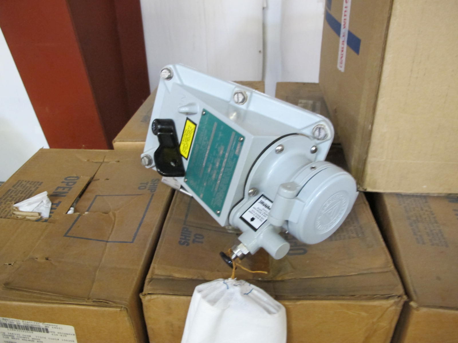 (33) APPLETON RECEPTACLES, ELECTRICAL TYPE, 2/0 TO #14 CU-AL WIRE, 600VOLTS ELEC RATING, 3W,4P KIND. SWITCHED, DEAD FRONT INTERLOCKED. LOCATED AT W-50 . LOADING AND HANDLING FEE $25-451
