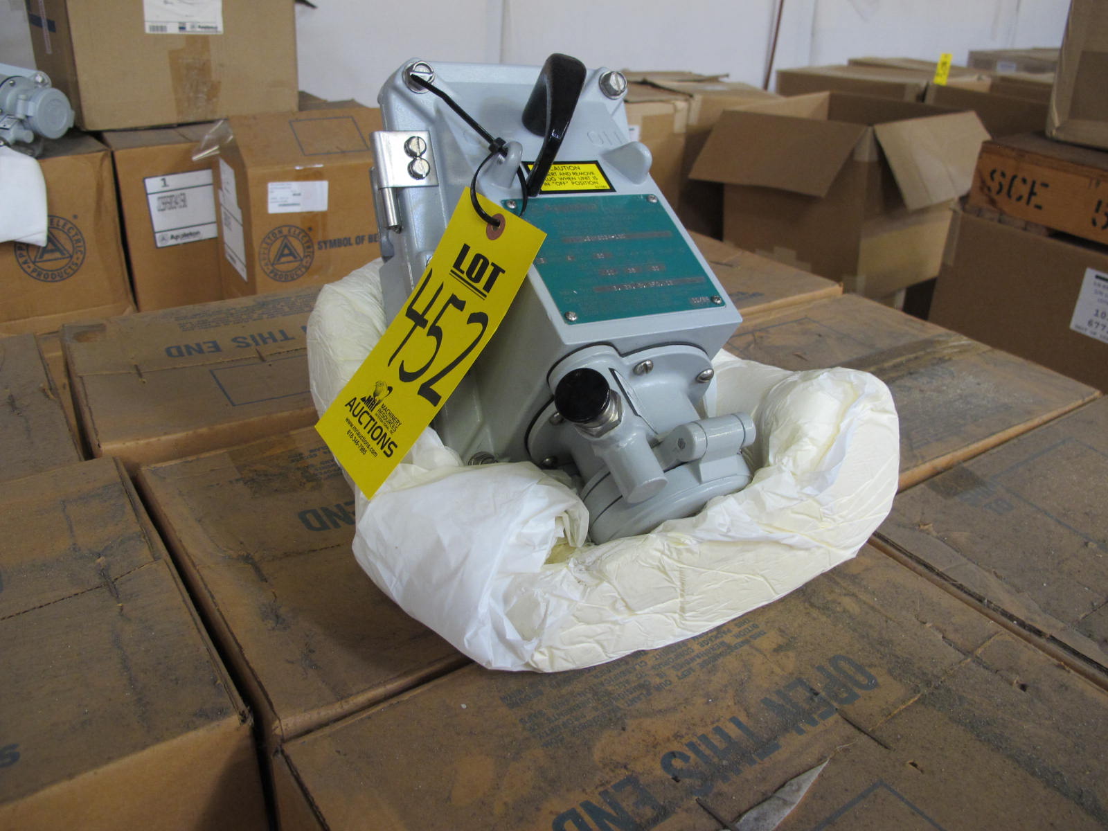 (29) APPLETON RECEPTACLES, ELECTRICAL TYPE, 2/0 TO #14 CU-AL WIRE, 600VOLTS ELEC RATING, 3W,4P KIND. SWITCHED, DEAD FRONT INTERLOCKED. LOCATED AT W-50 . LOADING AND HANDLING FEE $25-452