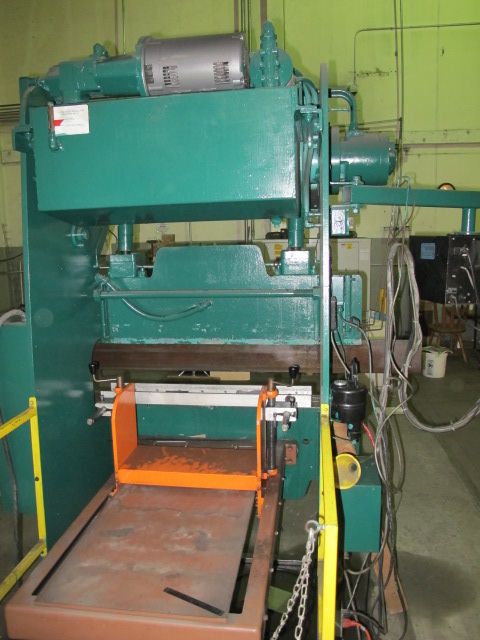 WYSONG PRESS BRAKE, MODEL H-2052, 52" X 20 TON, 2 "STROKE, 3" ADJUSTMENT, 9" DIE SPACE, DYNABEND I PROGRAMMABLE BACK GAGE, DUAL PALM CONROL ON RAM, S/N HP1312106-5