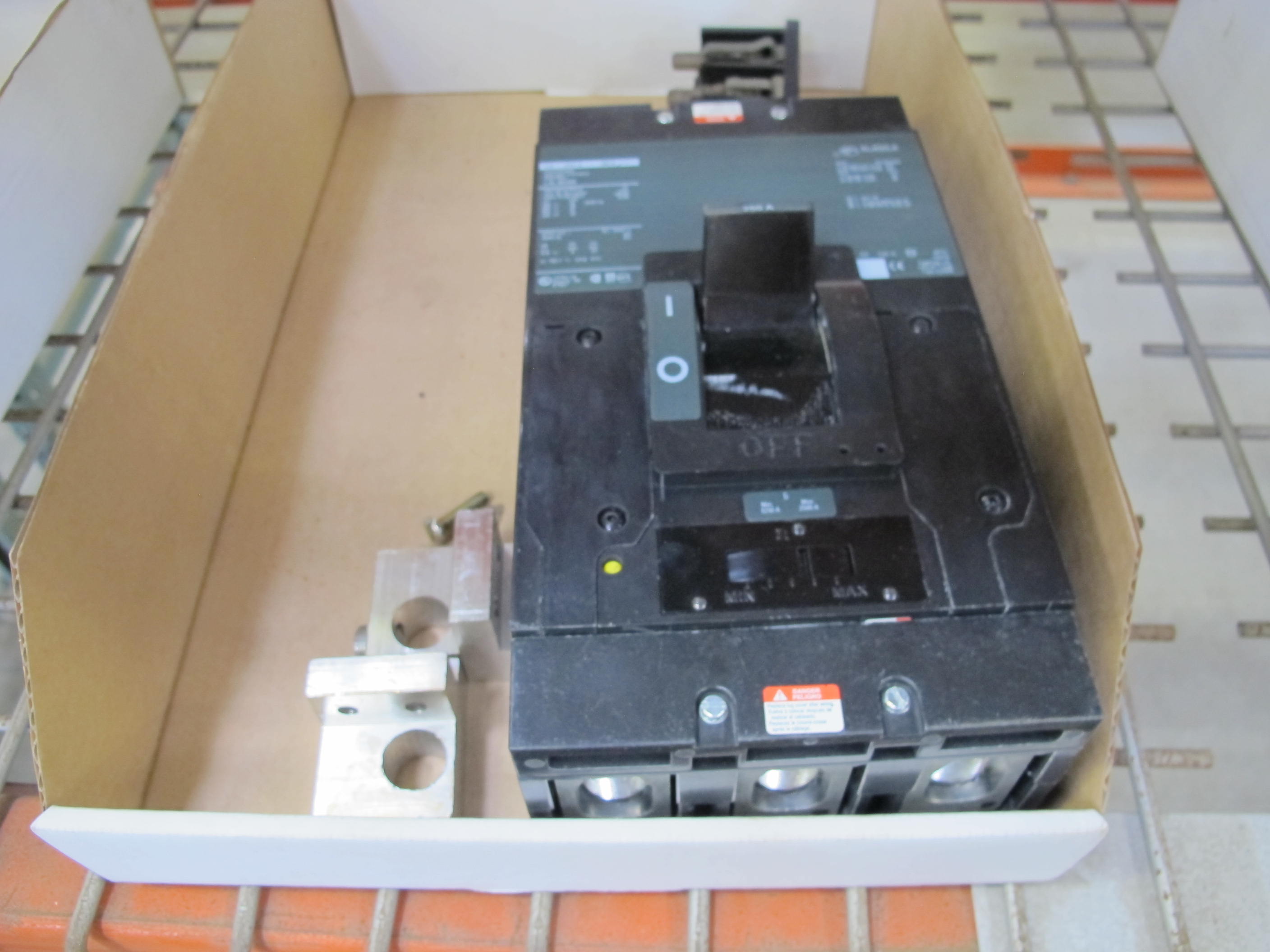 MISC. SQUARE-D AND GE CIRCUIT BREAKER SWITCHES. LOADING & HANDLING $5-1469