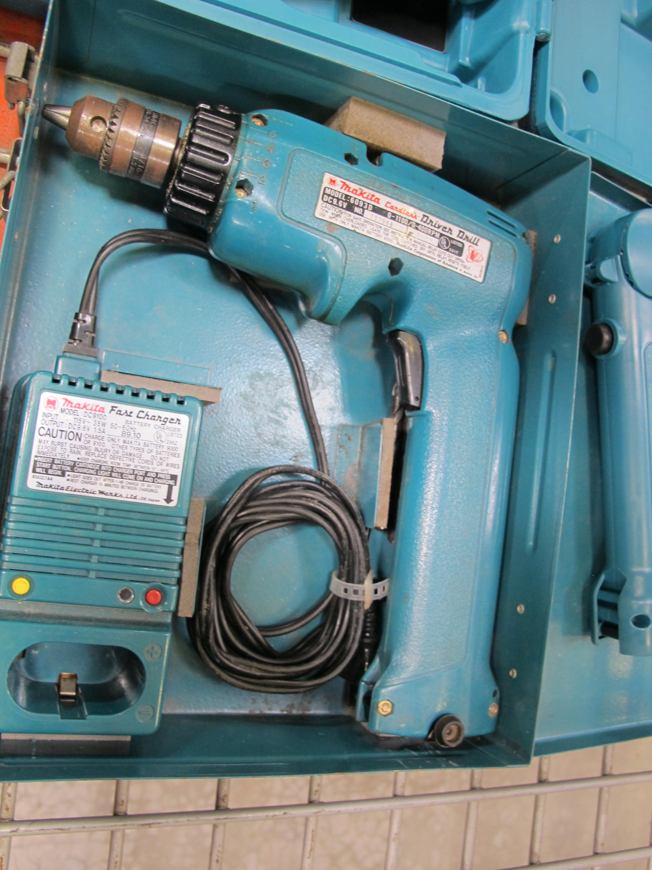 MAKITA DRILL SET TO INCLUDE: (1) DRIVER DRILL, MODEL NUMBER 6093D, 0-1100 RPM, (1) DRILL, MODEL NUMBER 6019D, (2) ADJUSTABLE TIP FLASHLIGHTS, MODEL ML702, (1) BATTERY CHARGER, MODEL NUMBER DC18RA, (1) FAST CHARGER DC9100. *BATTERIES NOT INCLUDED*-2060