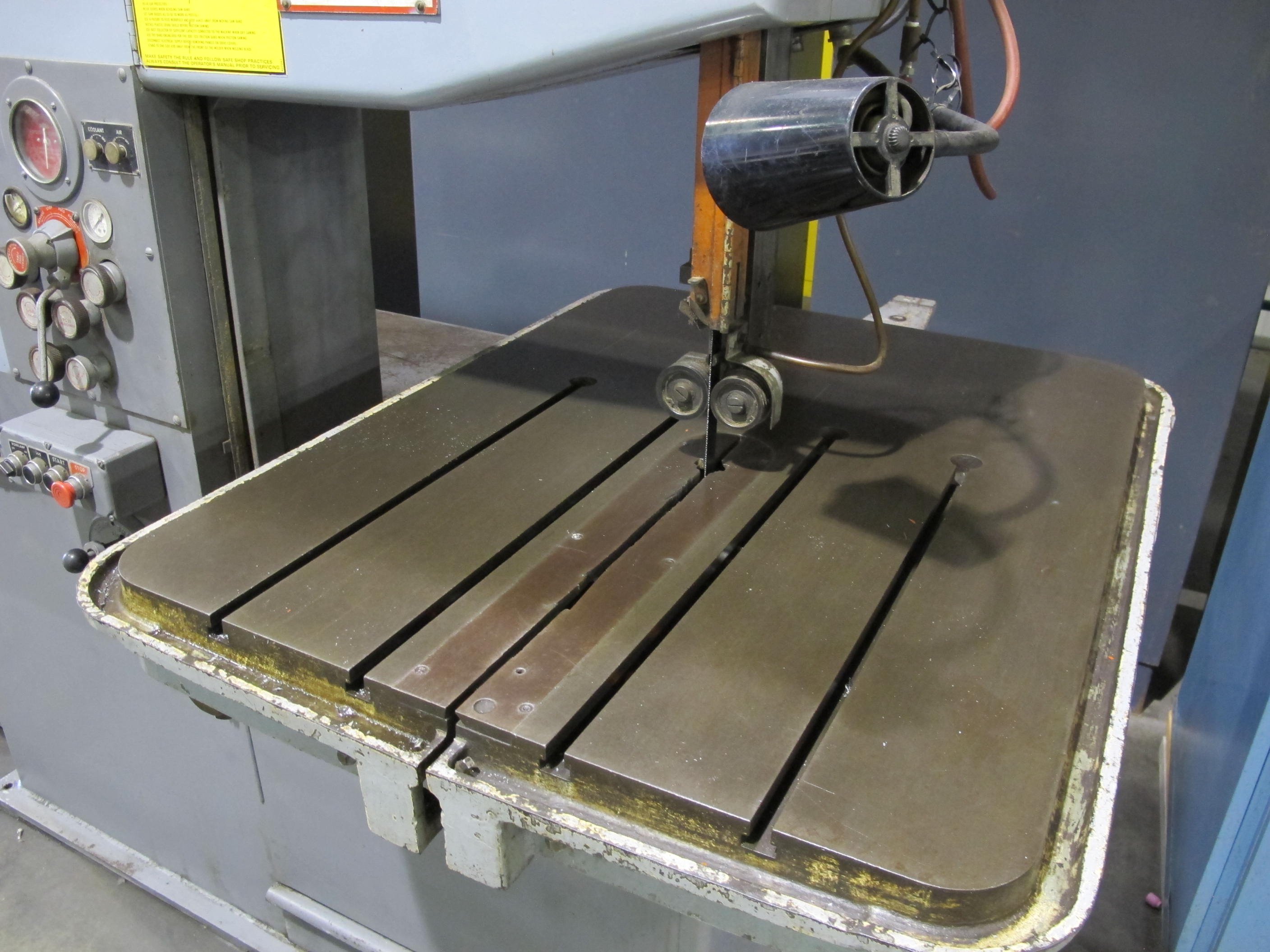 DOALL 2613-3 VERTICAL BAND SAW, 68" X 15" TABLE, 26" THROAT, BLADE WELDER & GRINDER, 186" BLADE, HYDRAULIC FEED TABLE, S/N 198-76432 (T-10) LOADING & HANDLING FEE $500-204