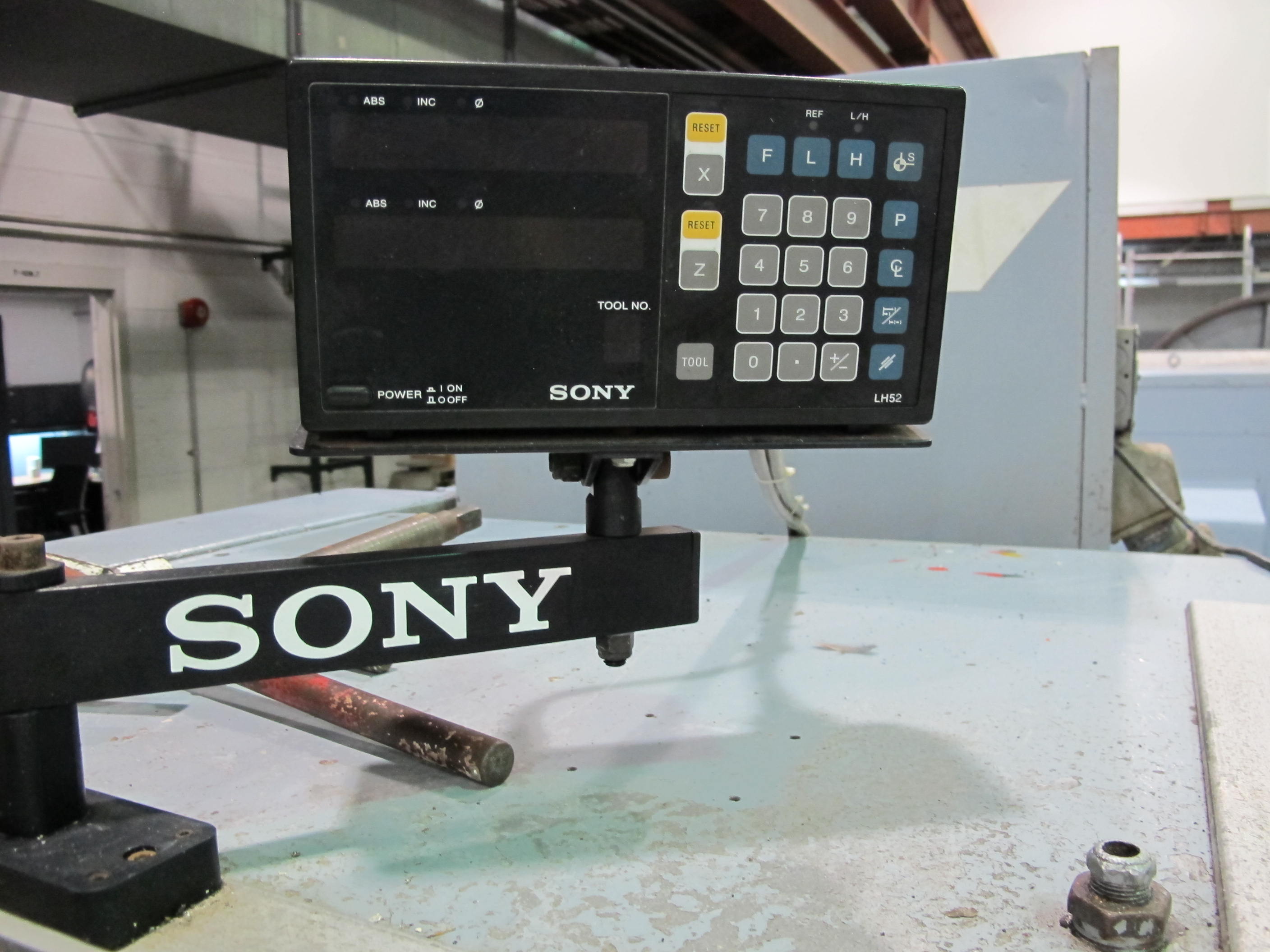 LEBLOND 2516 HEAVY DUTY ENGINE LATHE, 28" X 150" CC, 11.75" SWING OVER CROSS SLIDE, 10" 4 JAW CHUCK, 4" HOLE THRU, 22.4-1120 RPM, TAPER ATTACHMENT, (2) STEADY REST, THREADING, COOLANT SYSTEM, SONY DRO, S/N 3NFI1288 (T-10) LOADING & HANDLING FEE $550-276