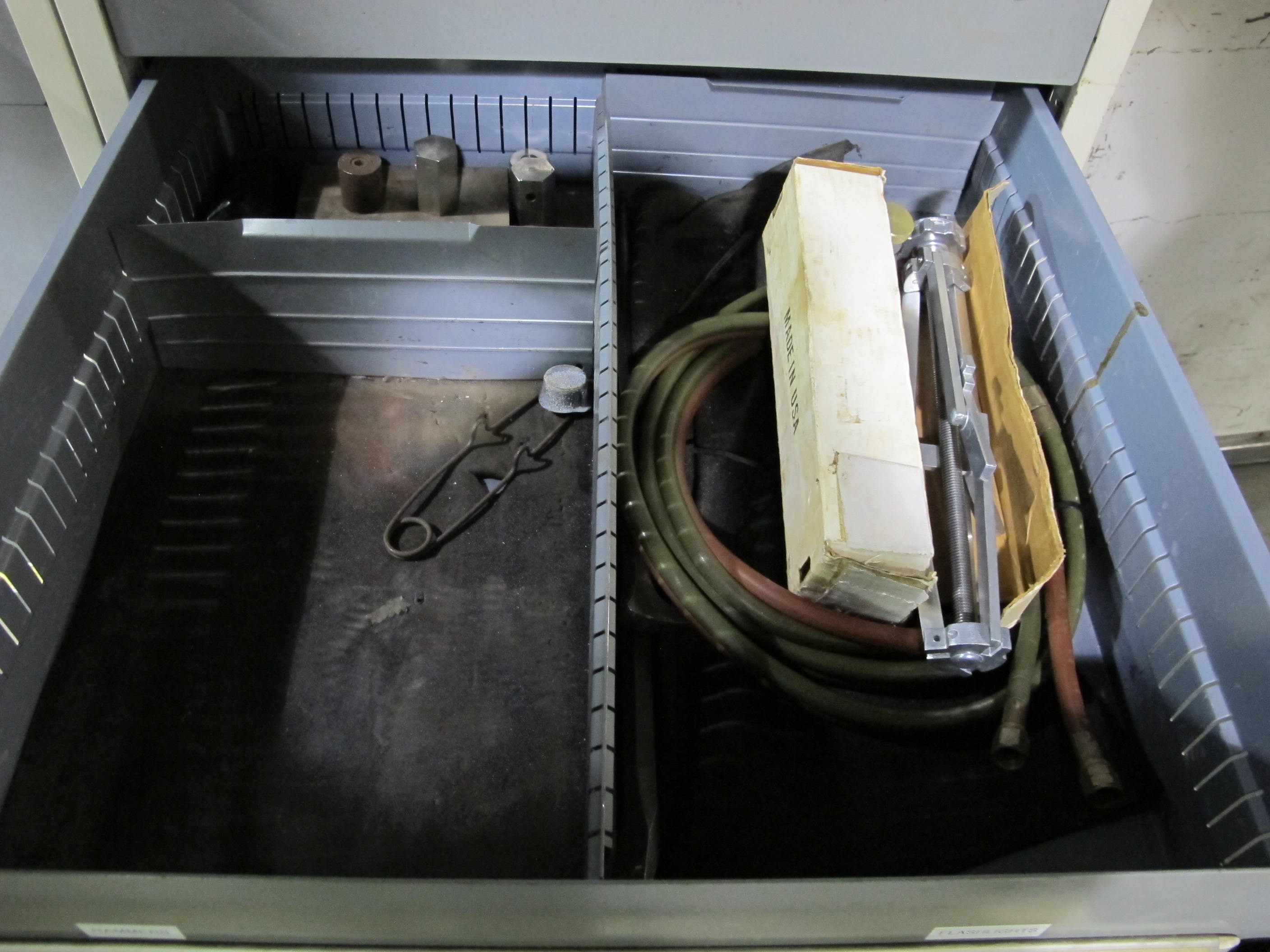 STANLEY VIDMAR 7-DRAWER TOOL CABINET W/ CONTENTS (T-10) LOADING & HANDLING FEE $50-603