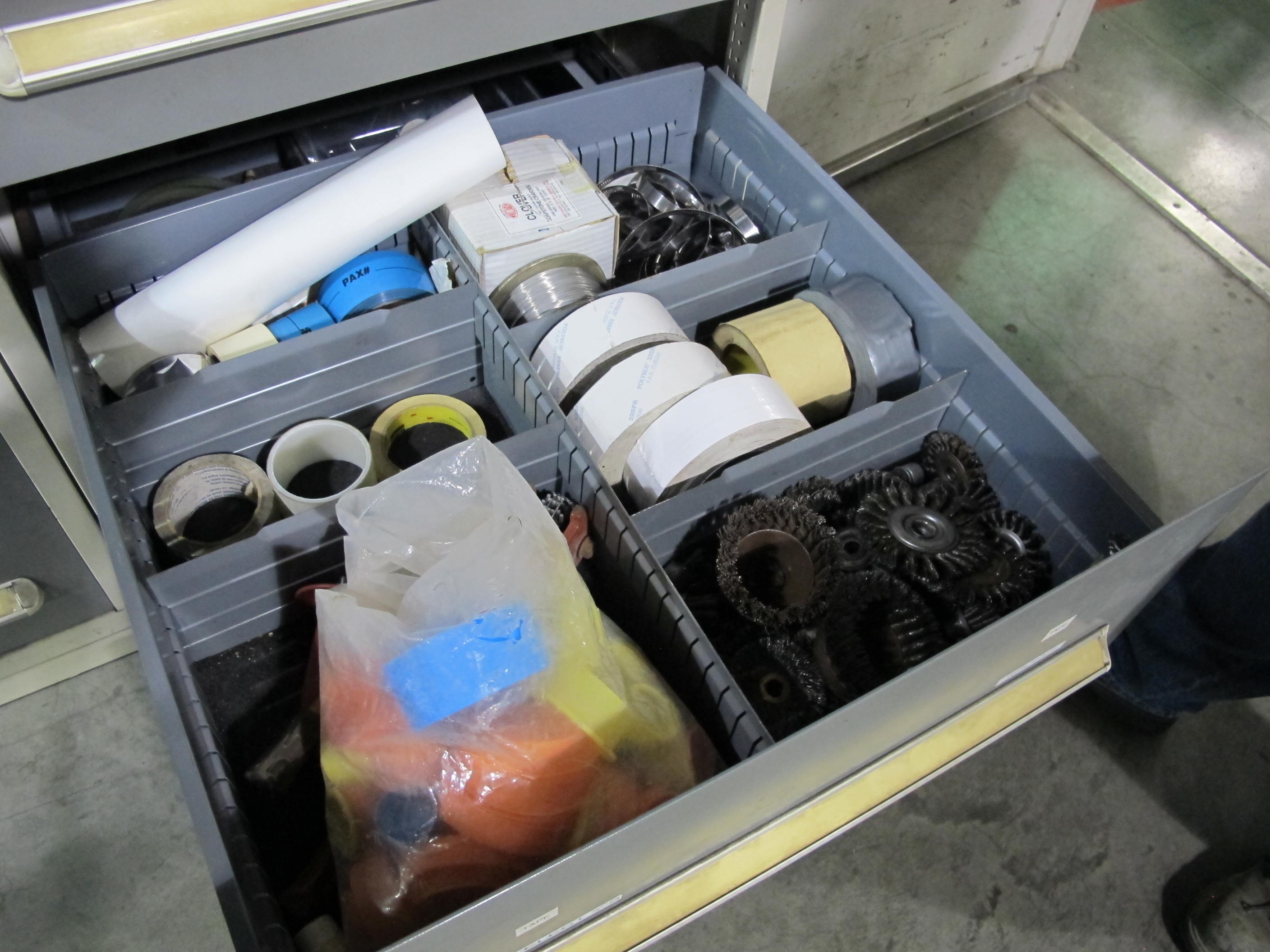 STANLEY VIDMAR 7-DRAWER TOOL CABINET W/ CONTENTS (T-10) LOADING & HANDLING FEE $50-603