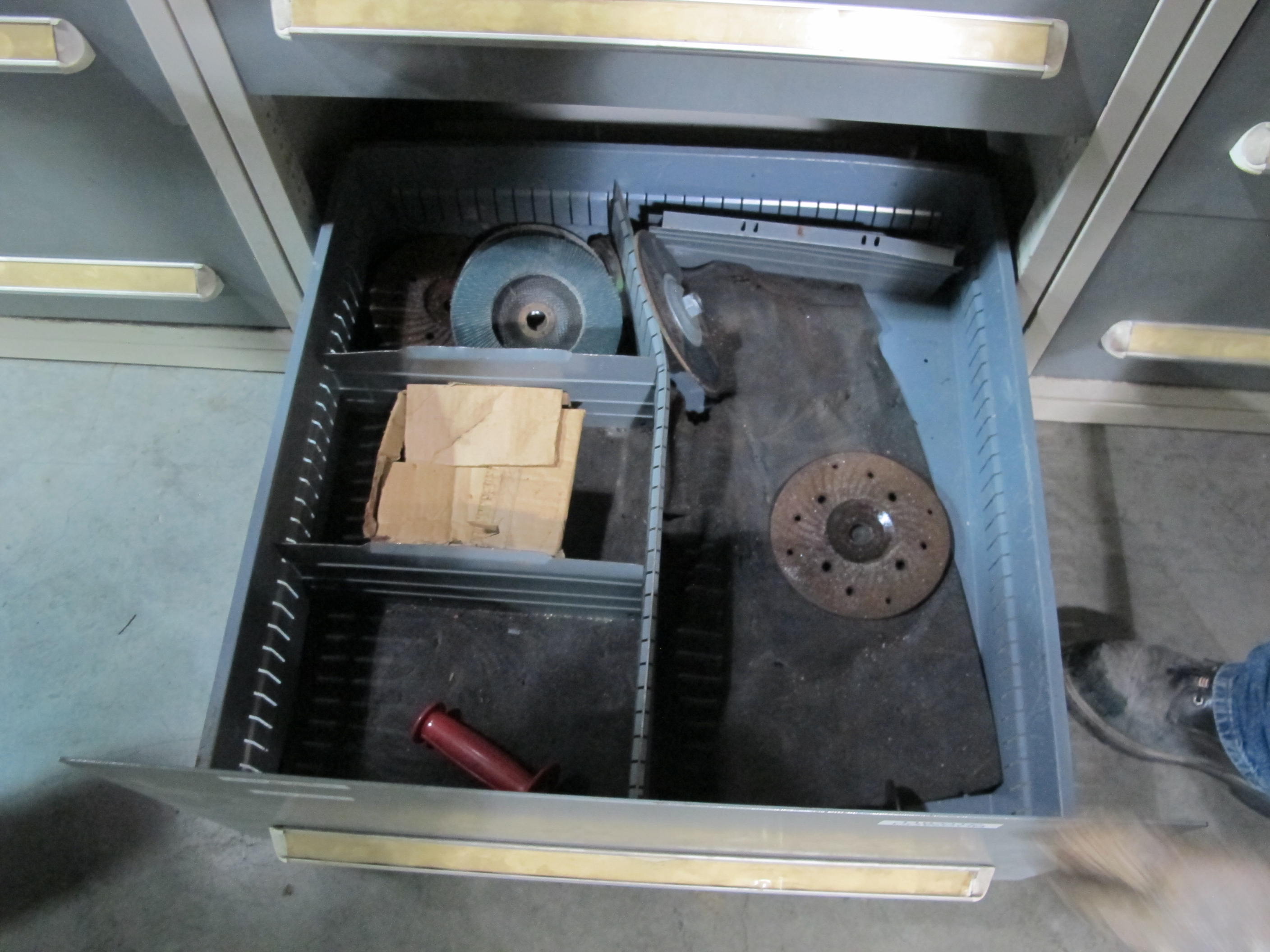 STANLEY VIDMAR 5-DRAWER TOOL CABINET W/ CONTENTS (T-10) LOADING & HANDLING FEE $50-604