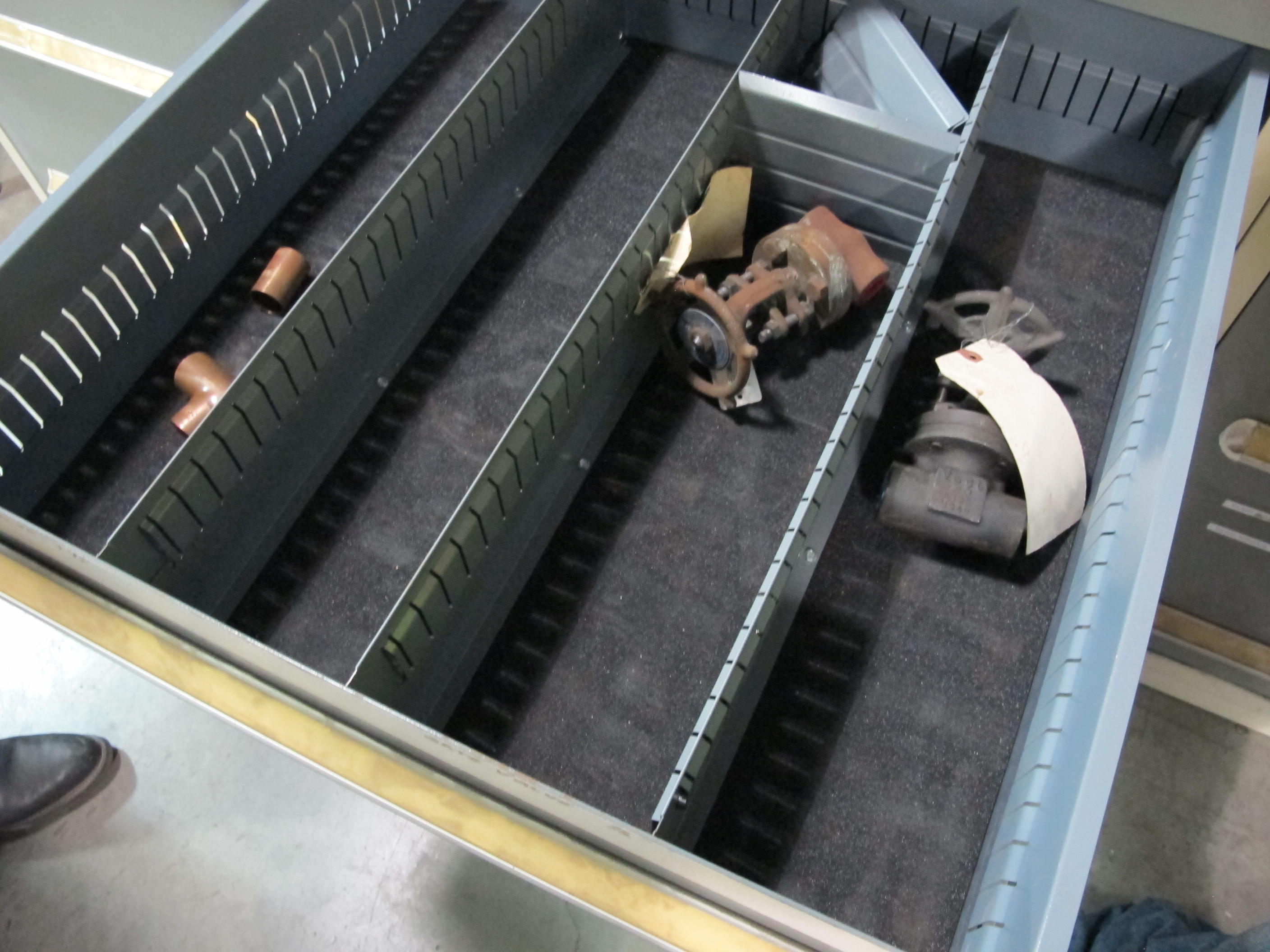 STANLEY VIDMAR 8-DRAWER TOOL CABINET W/ CONTENTS (T-10) LOADING & HANDLING FEE $50-605