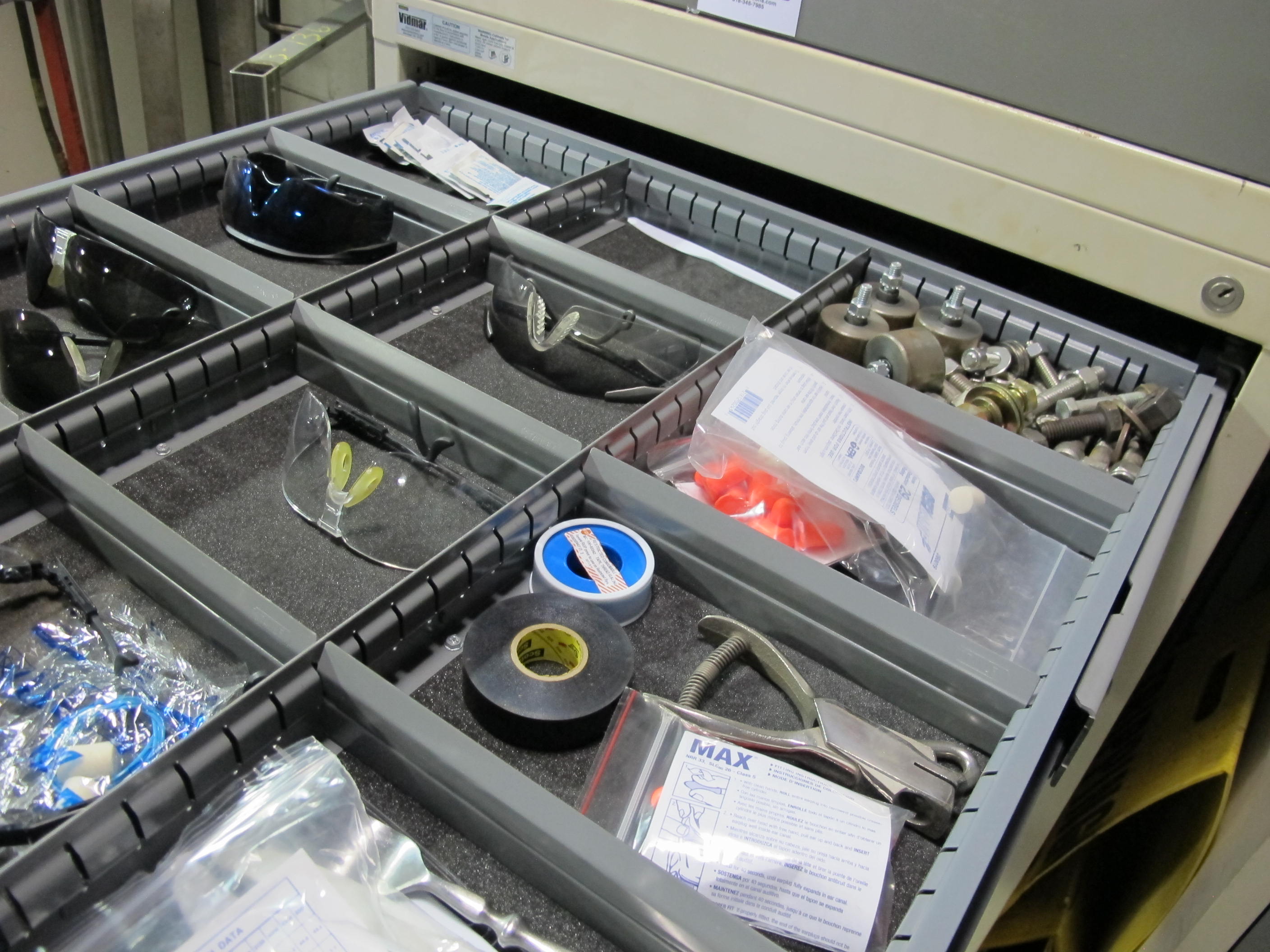 STANLEY VIDMAR 8-DRAWER TOOL CABINET W/ CONTENTS (T-10) LOADING & HANDLING FEE $50-606