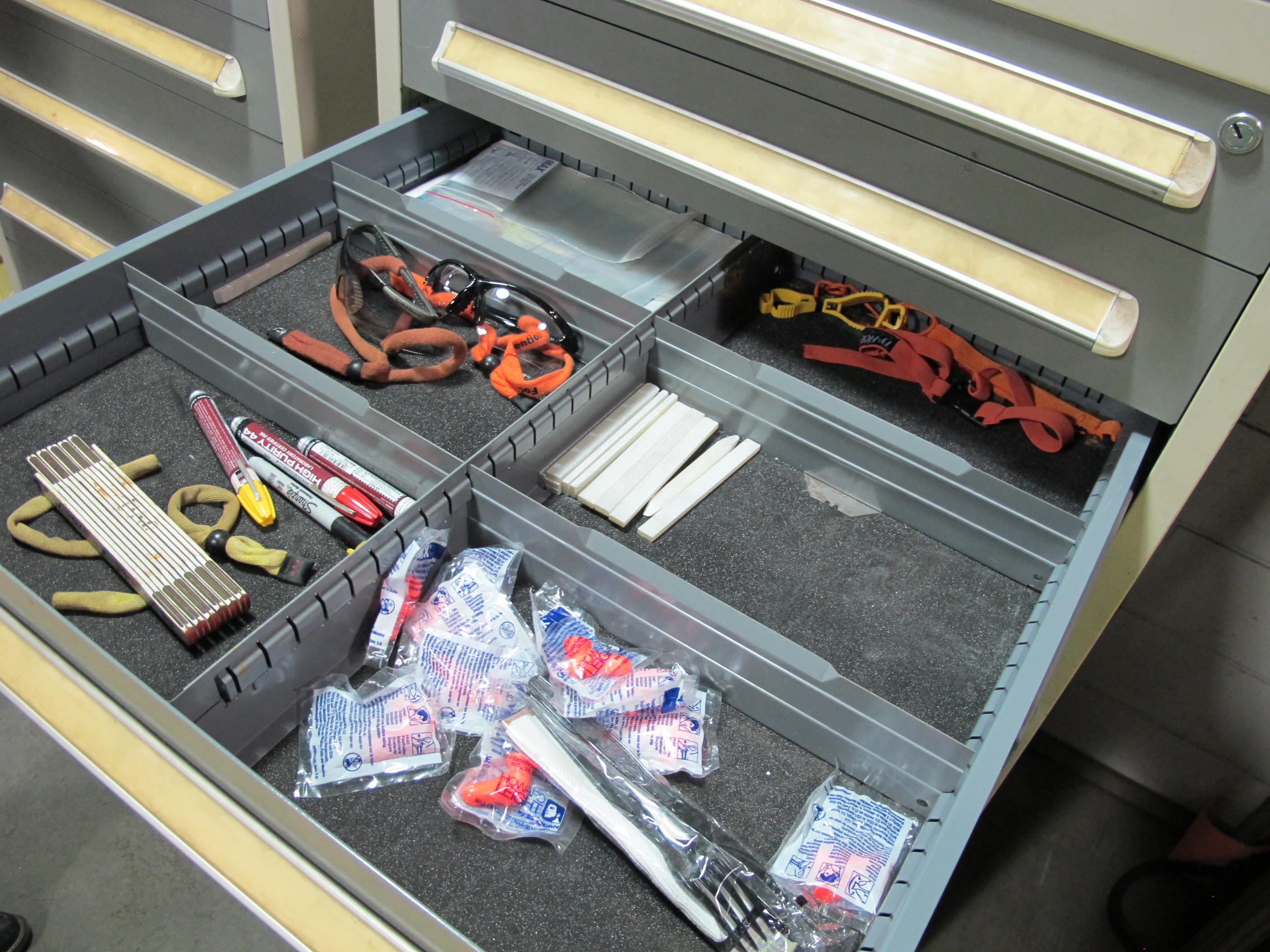 STANLEY VIDMAR 8-DRAWER TOOL CABINET W/ CONTENTS (T-10) LOADING & HANDLING FEE $50-608