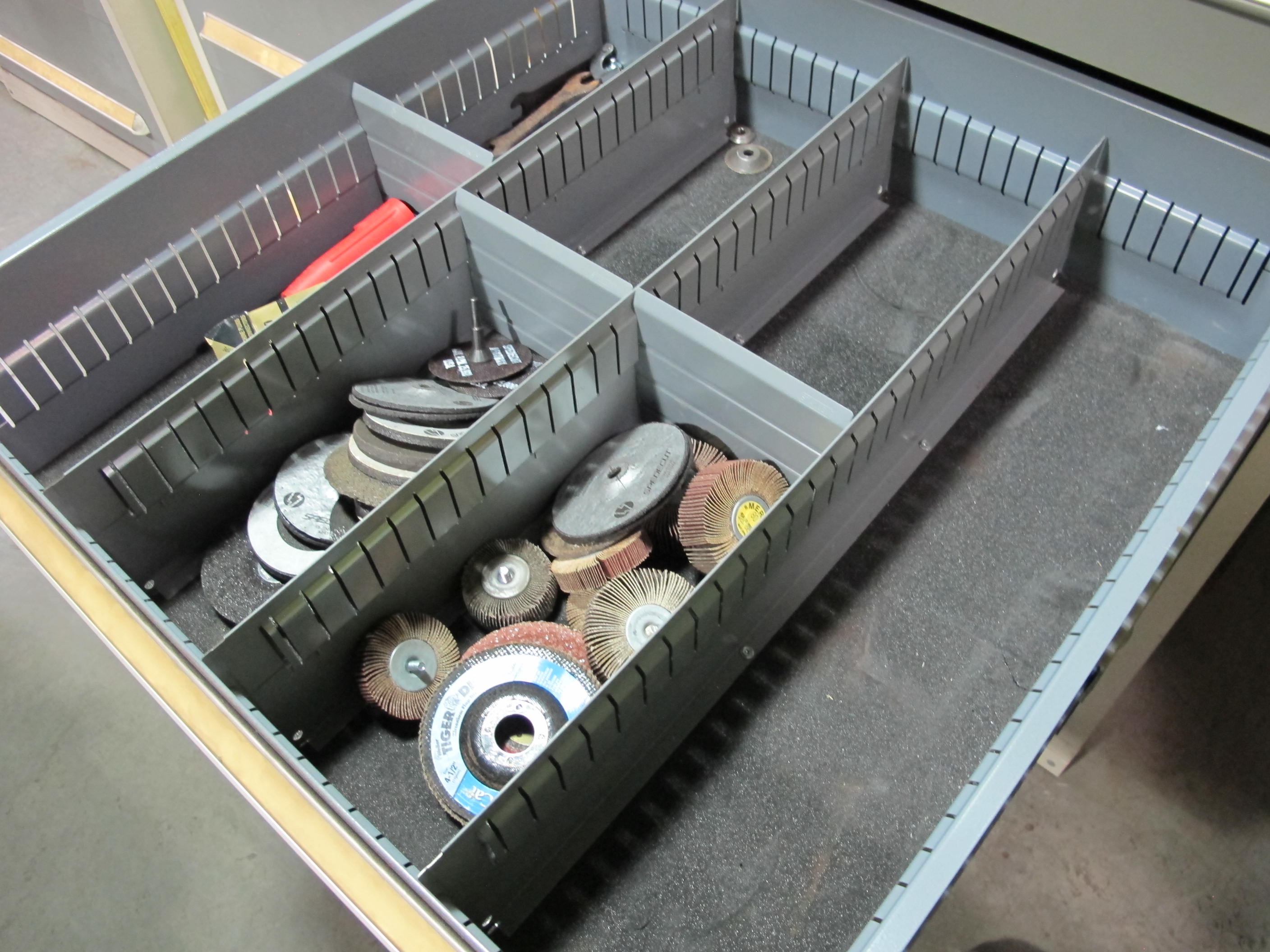 STANLEY VIDMAR 8-DRAWER TOOL CABINET W/ CONTENTS (T-10) LOADING & HANDLING FEE $50-608