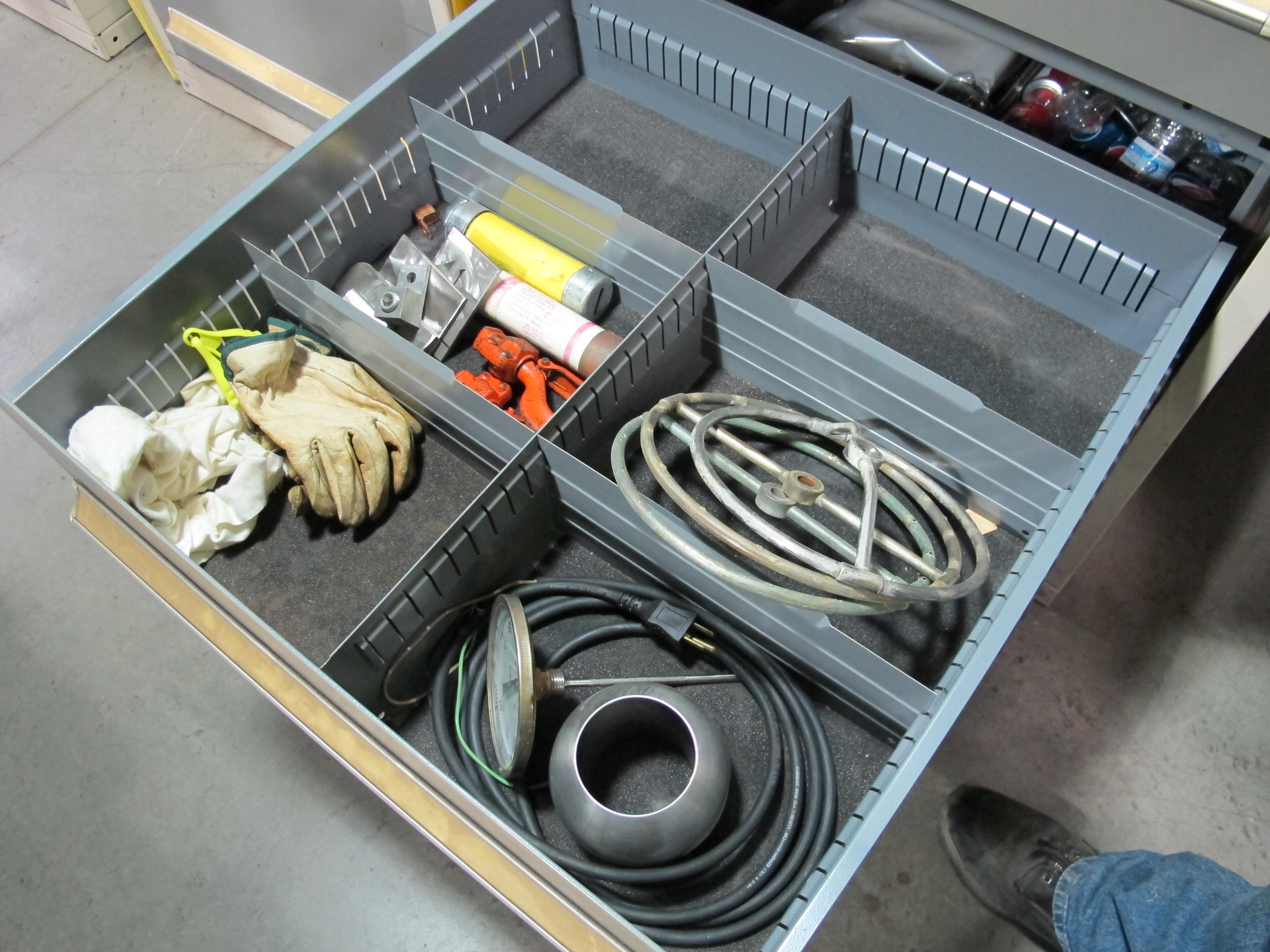 STANLEY VIDMAR 8-DRAWER TOOL CABINET W/ CONTENTS (T-10) LOADING & HANDLING FEE $50-608