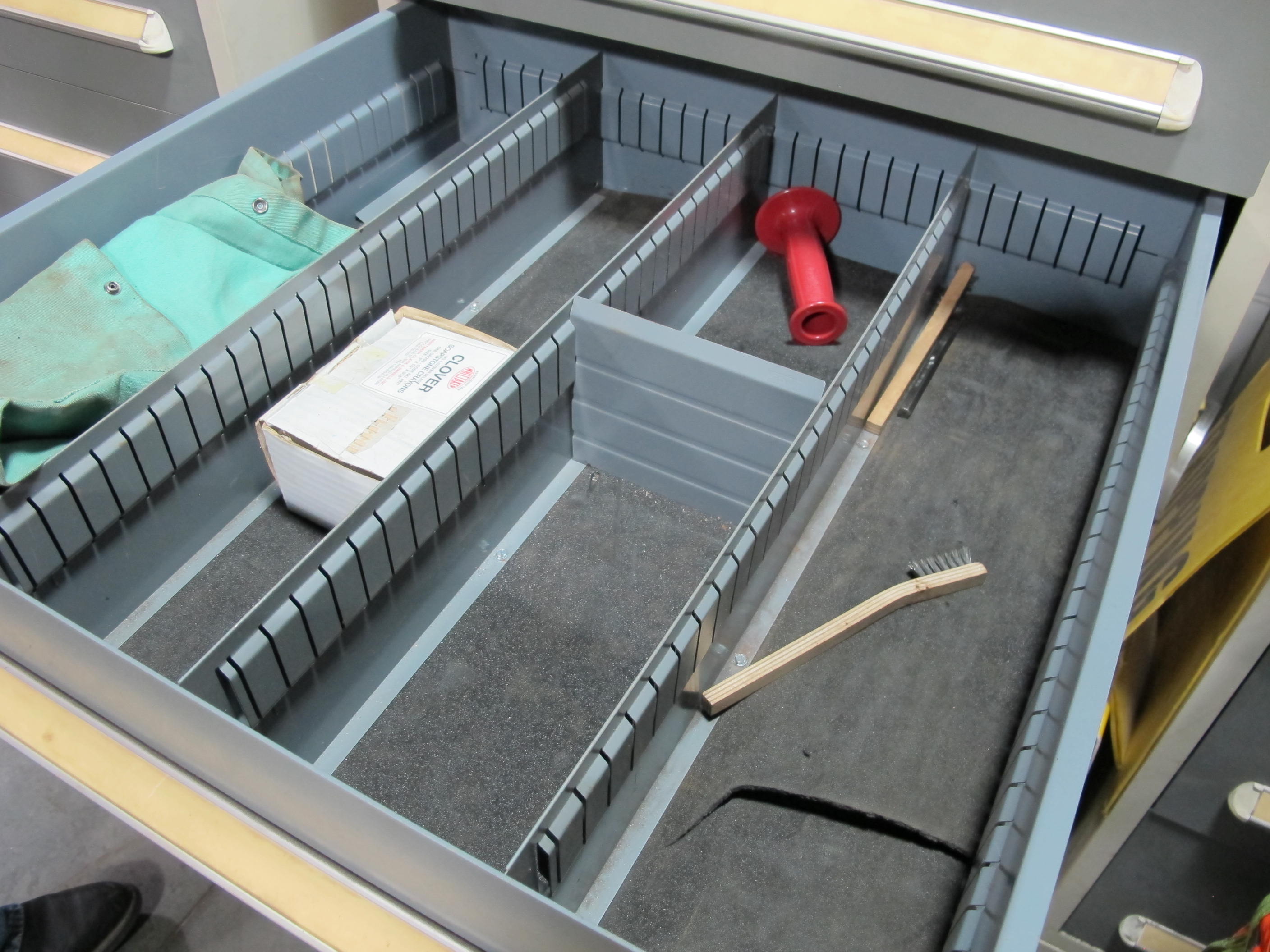 STANLEY VIDMAR 8-DRAWER TOOL CABINET W/ CONTENTS (T-10) LOADING & HANDLING FEE $50-609