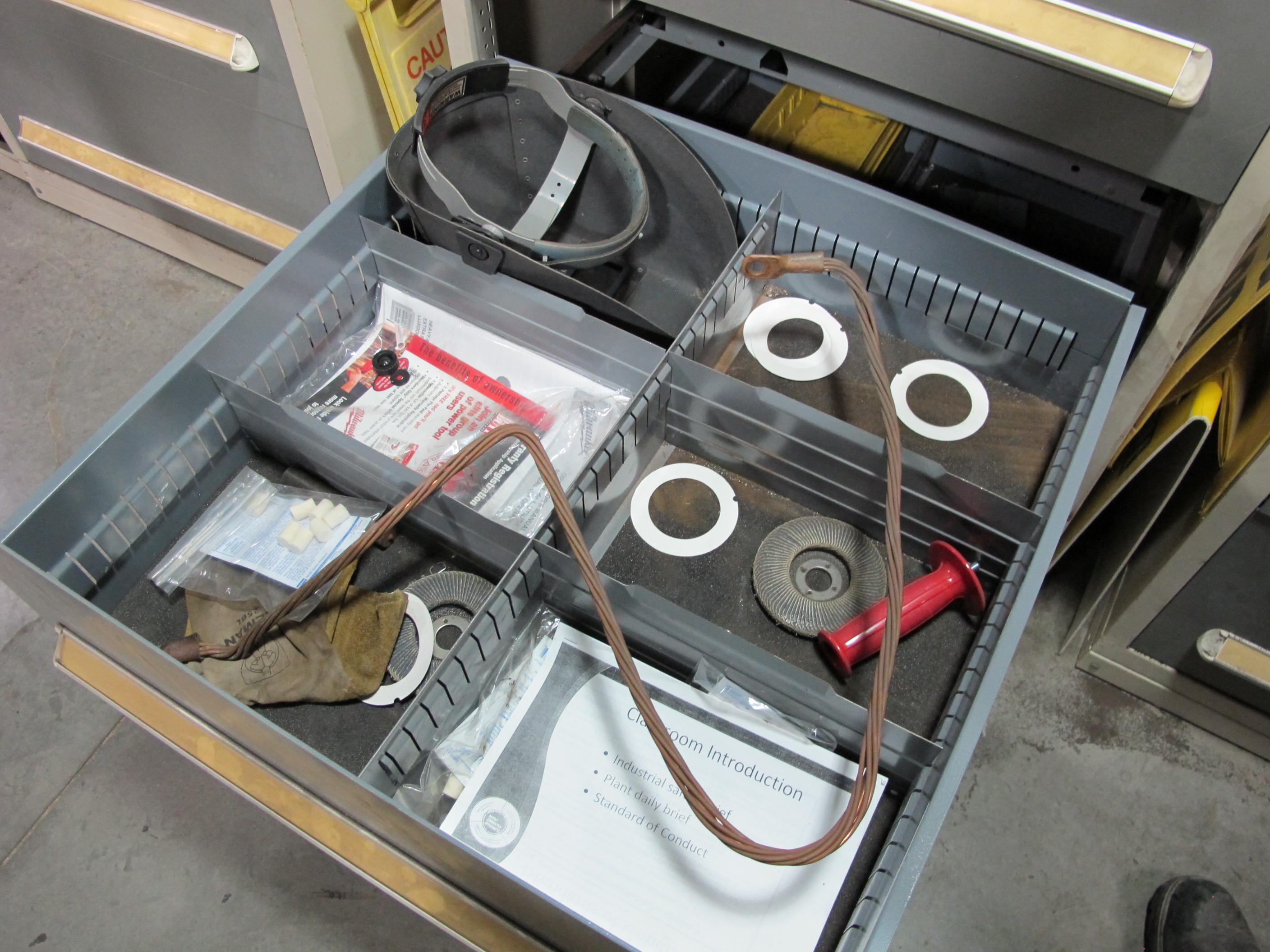 STANLEY VIDMAR 8-DRAWER TOOL CABINET W/ CONTENTS (T-10) LOADING & HANDLING FEE $50-609