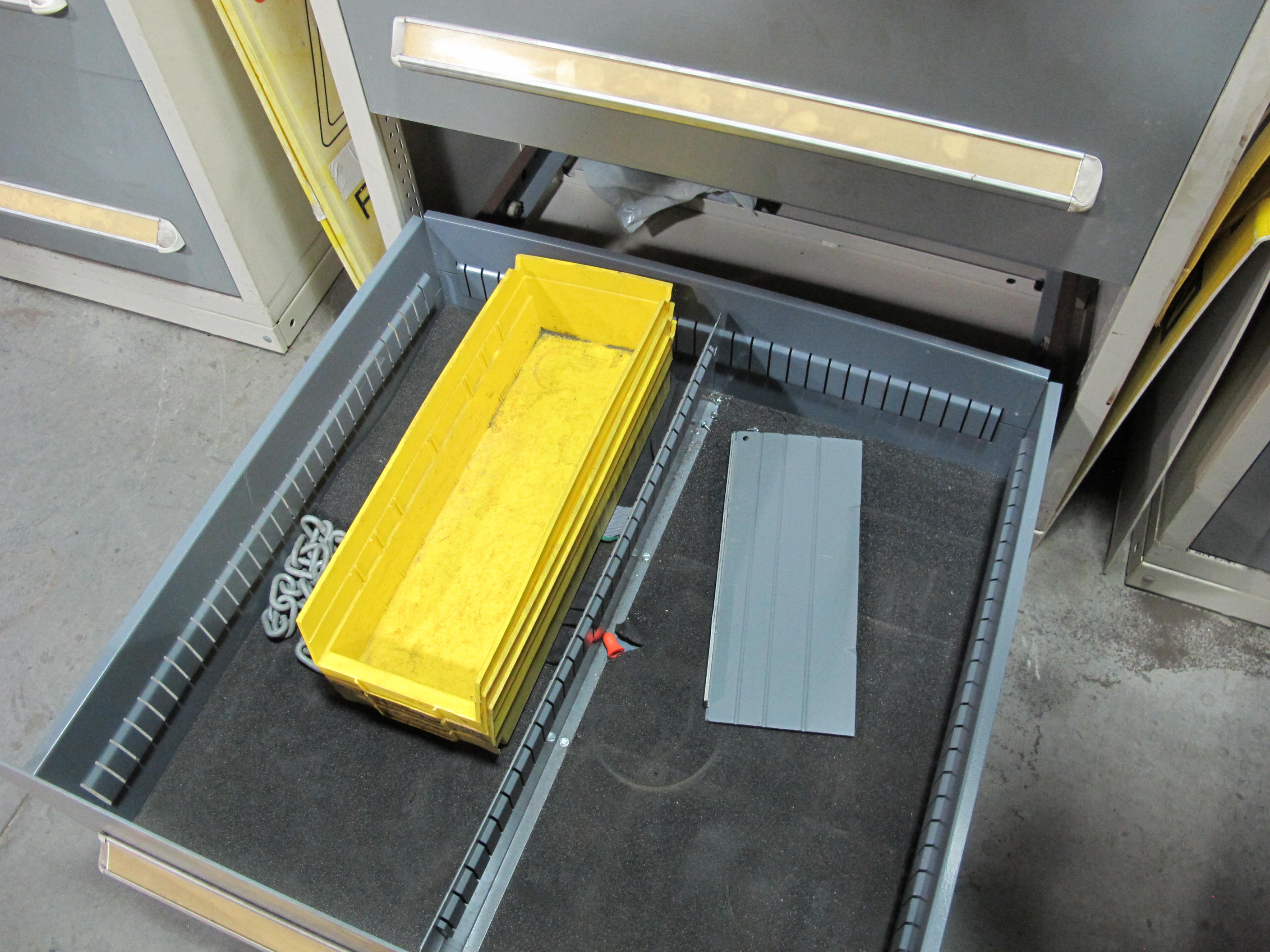 STANLEY VIDMAR 8-DRAWER TOOL CABINET W/ CONTENTS (T-10) LOADING & HANDLING FEE $50-609