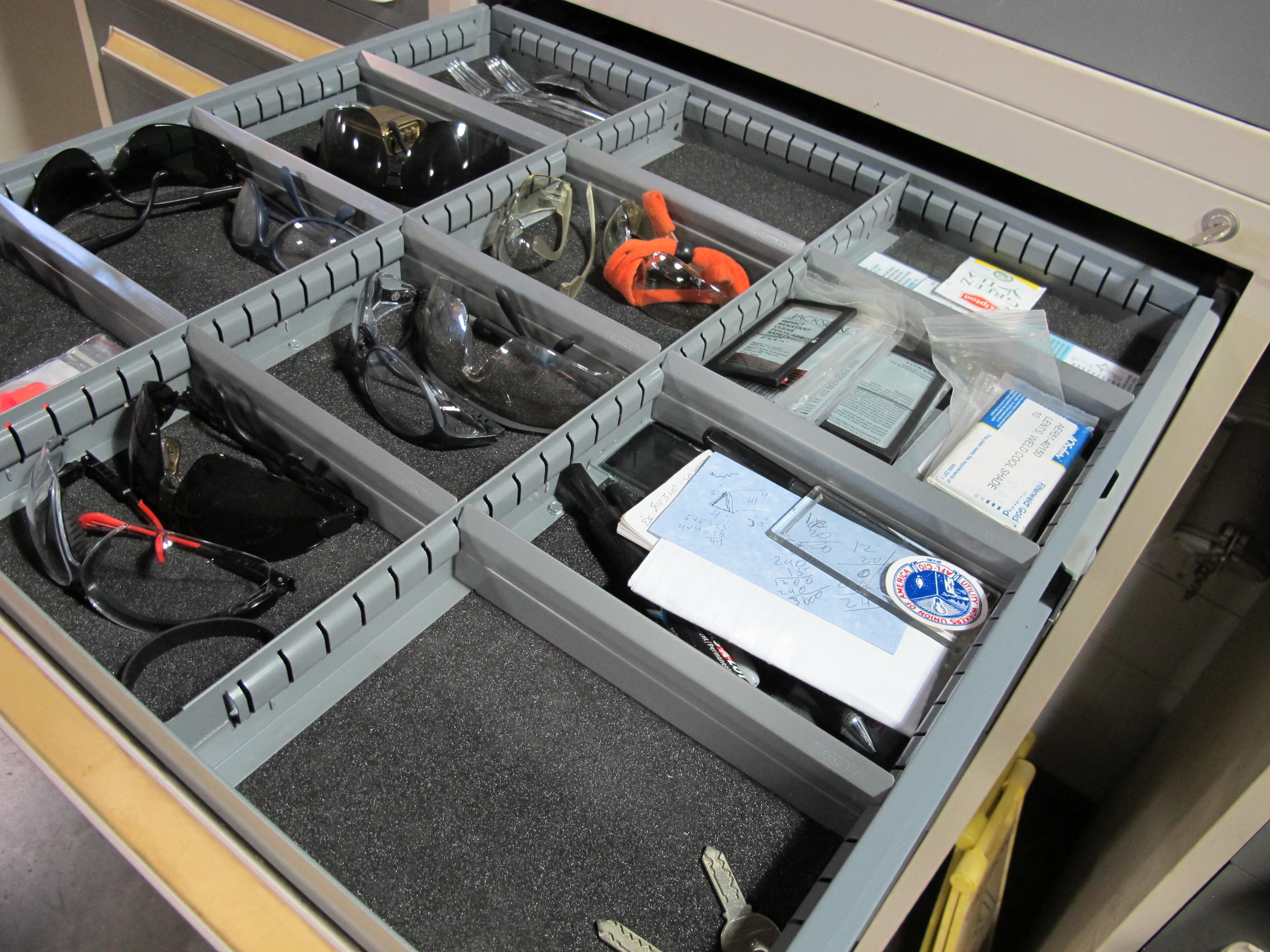 STANLEY VIDMAR 8-DRAWER TOOL CABINET W/ CONTENTS (T-10) LOADING & HANDLING FEE $50-610