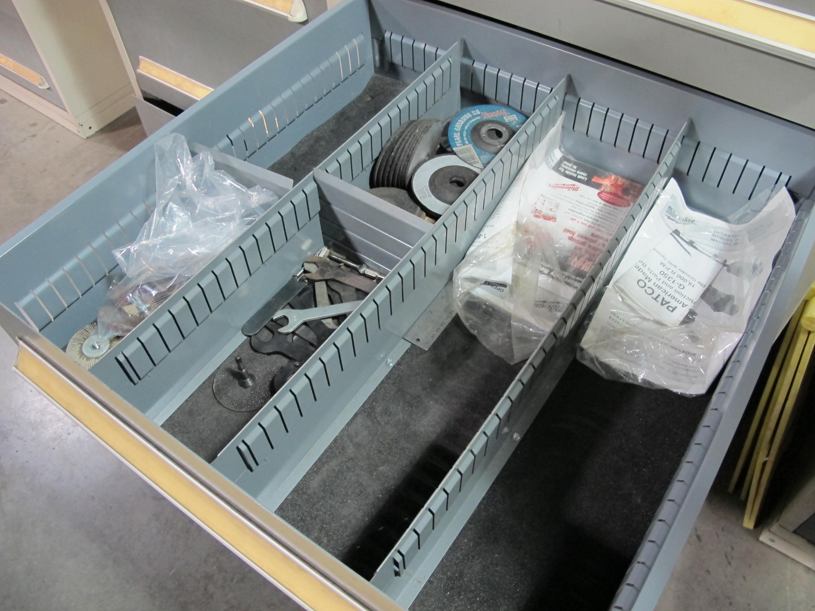 STANLEY VIDMAR 8-DRAWER TOOL CABINET W/ CONTENTS (T-10) LOADING & HANDLING FEE $50-610