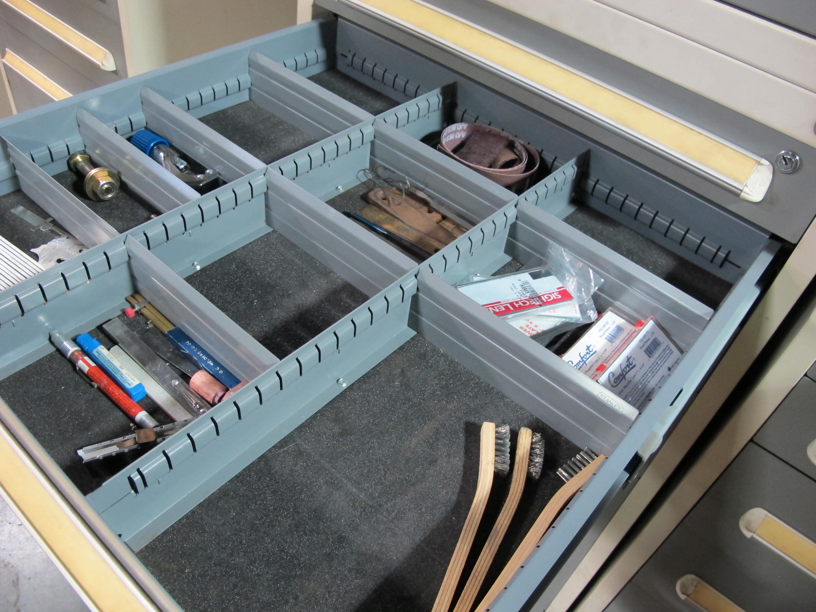 STANLEY VIDMAR 8-DRAWER TOOL CABINET W/ CONTENTS (T-10) LOADING & HANDLING FEE $50-611