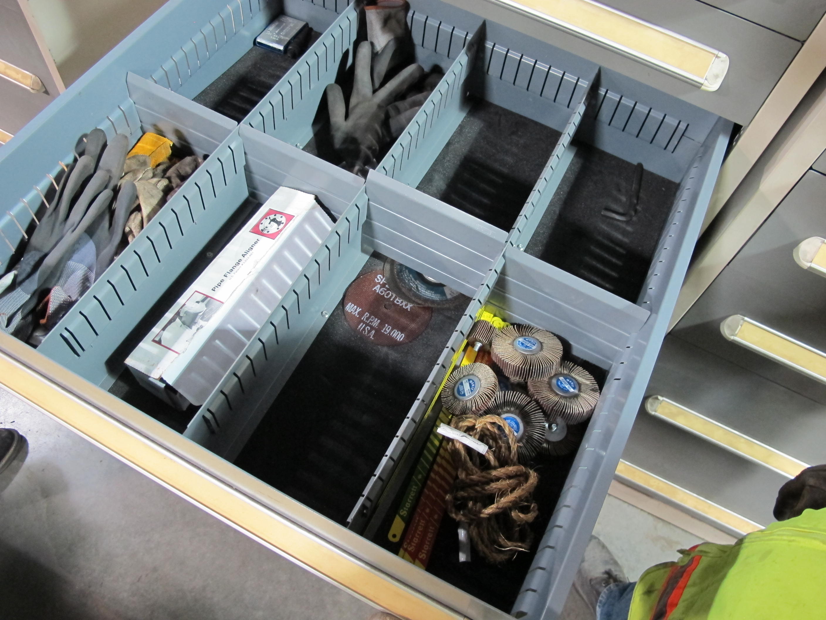 STANLEY VIDMAR 8-DRAWER TOOL CABINET W/ CONTENTS (T-10) LOADING & HANDLING FEE $50-611