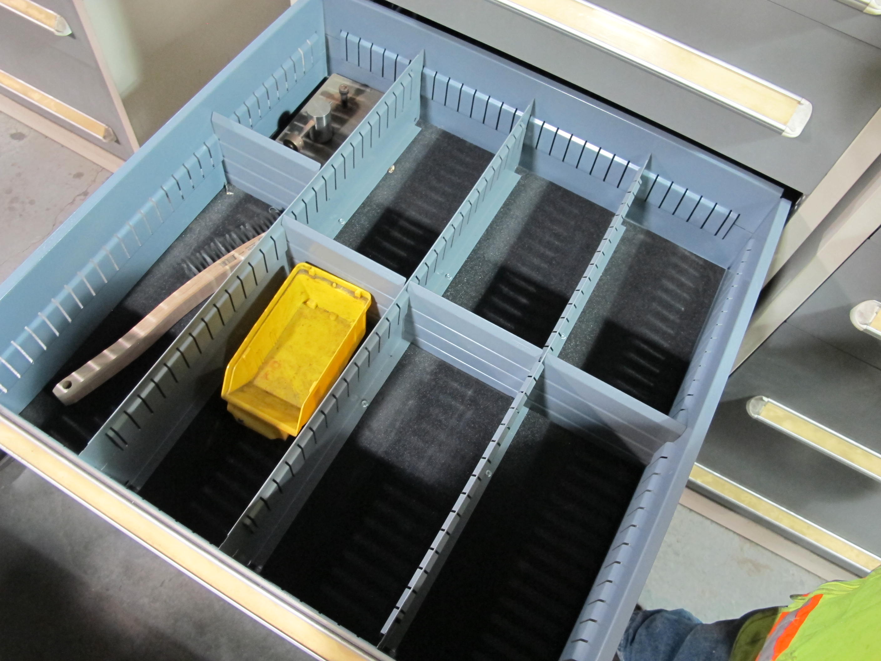 STANLEY VIDMAR 8-DRAWER TOOL CABINET W/ CONTENTS (T-10) LOADING & HANDLING FEE $50-611