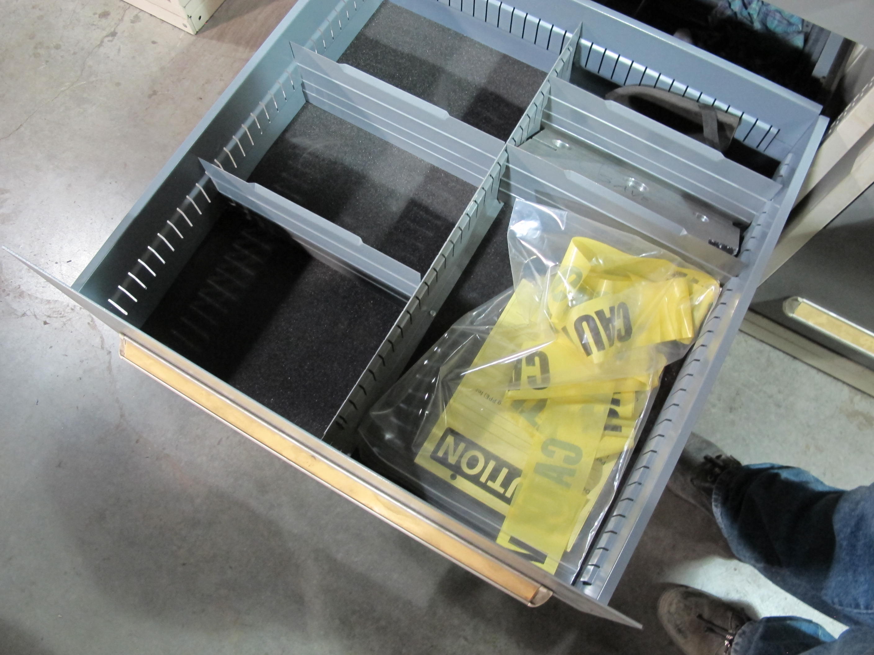 STANLEY VIDMAR 8-DRAWER TOOL CABINET W/ CONTENTS (T-10) LOADING & HANDLING FEE $50-611