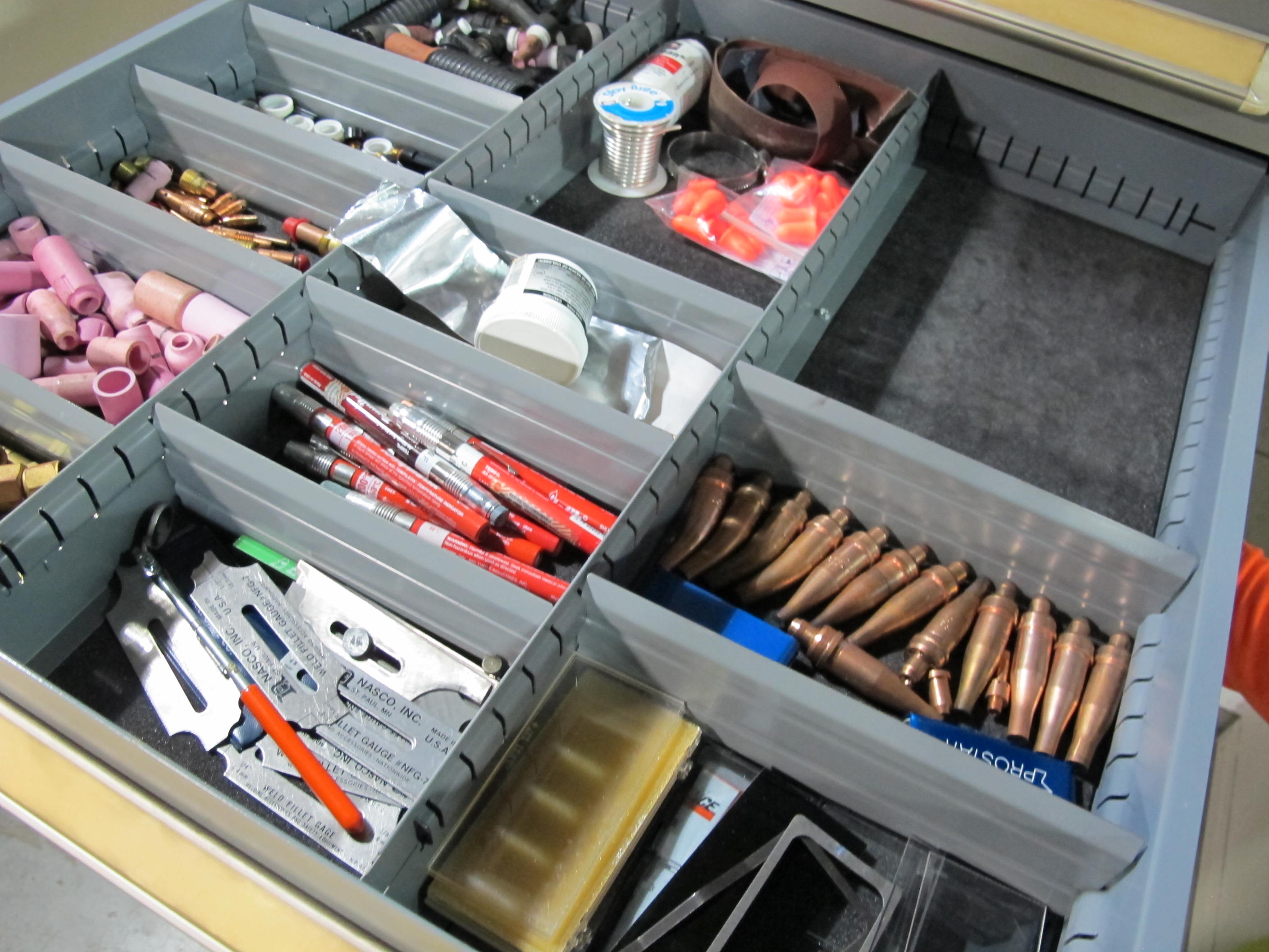 STANLEY VIDMAR 8-DRAWER TOOL CABINET W/ CONTENTS (T-10) LOADING & HANDLING FEE $50-612