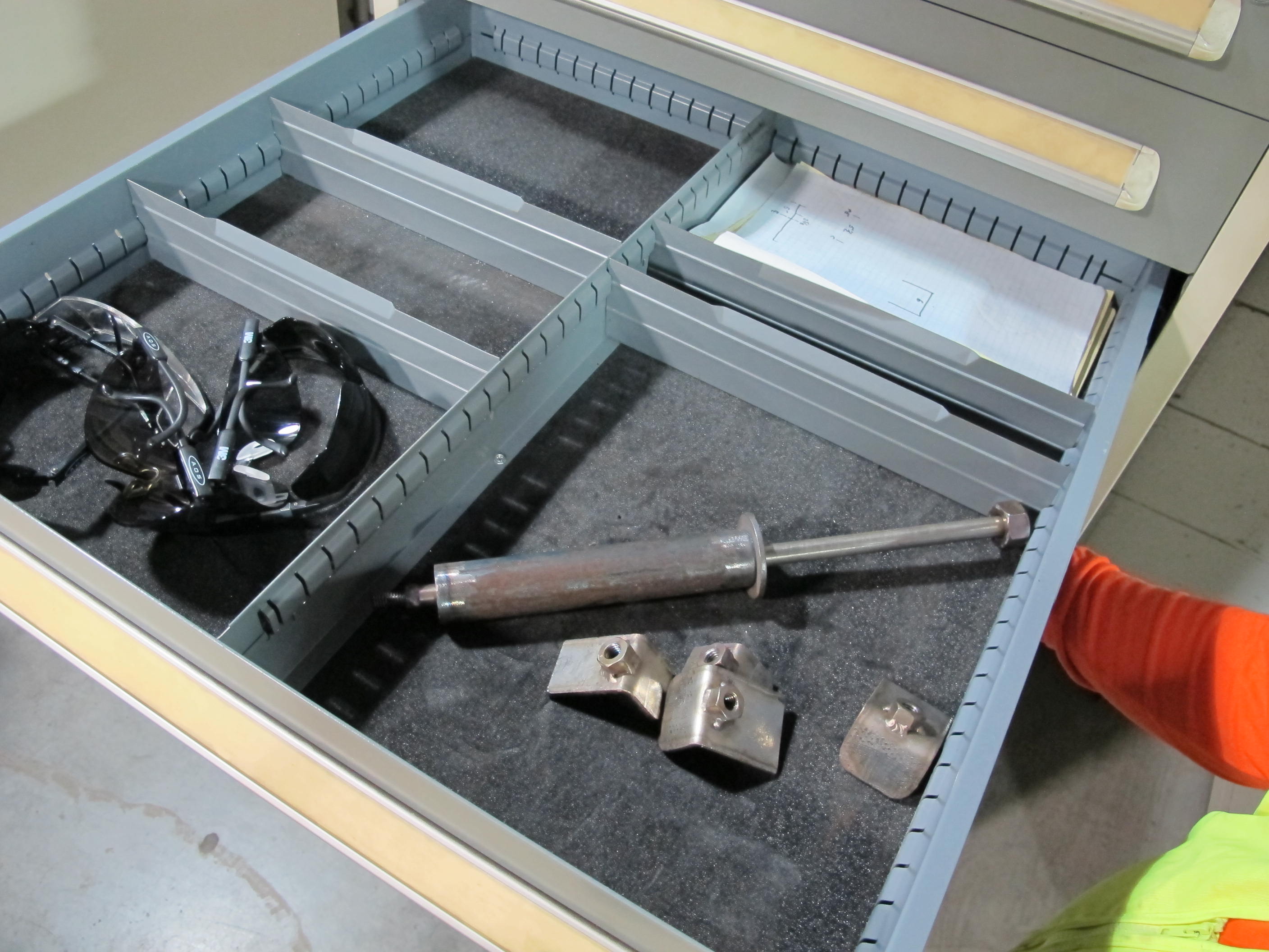 STANLEY VIDMAR 8-DRAWER TOOL CABINET W/ CONTENTS (T-10) LOADING & HANDLING FEE $50-612