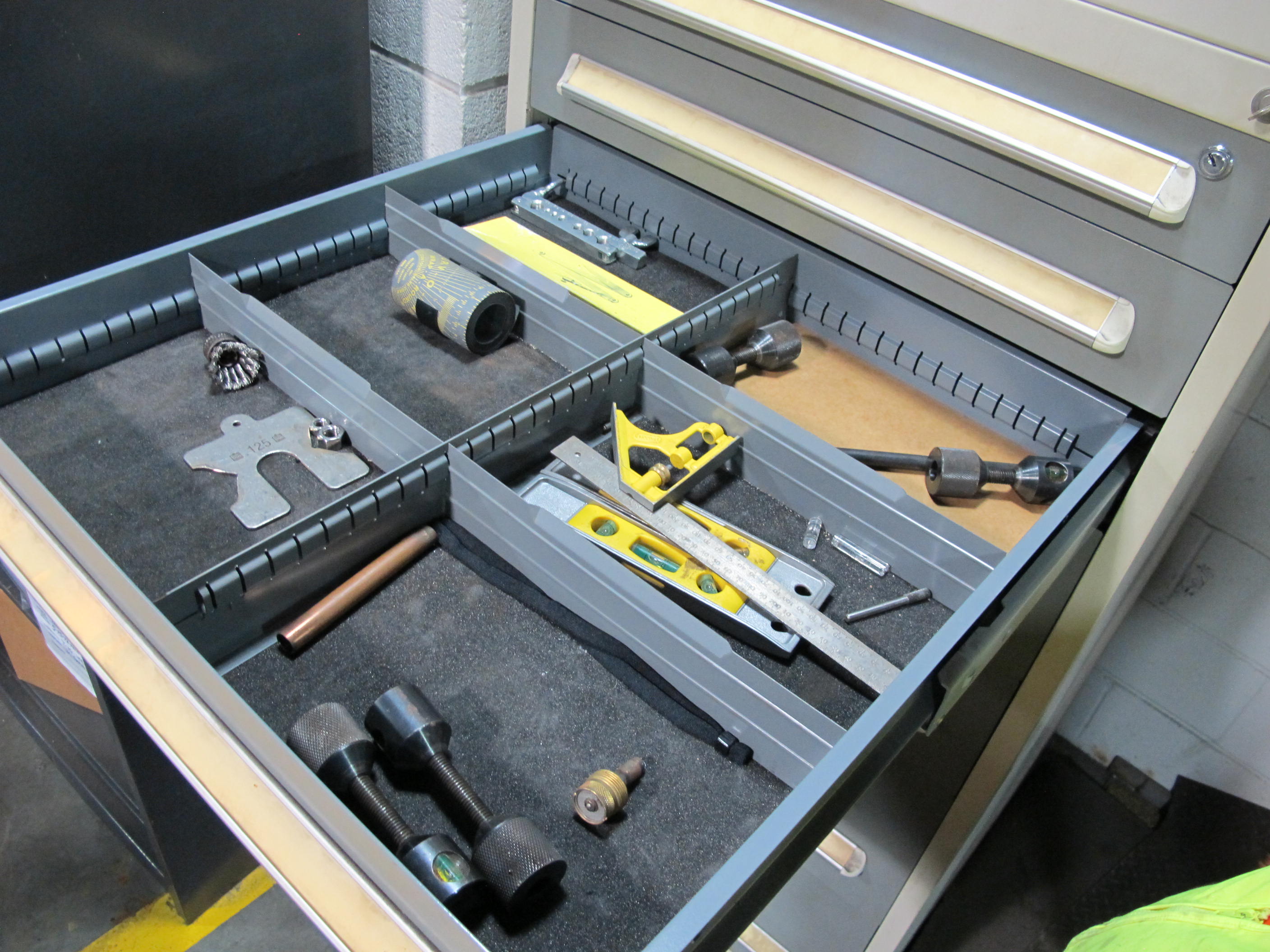 STANLEY VIDMAR 8-DRAWER TOOL CABINET W/ CONTENTS (T-10) LOADING & HANDLING FEE $50-613