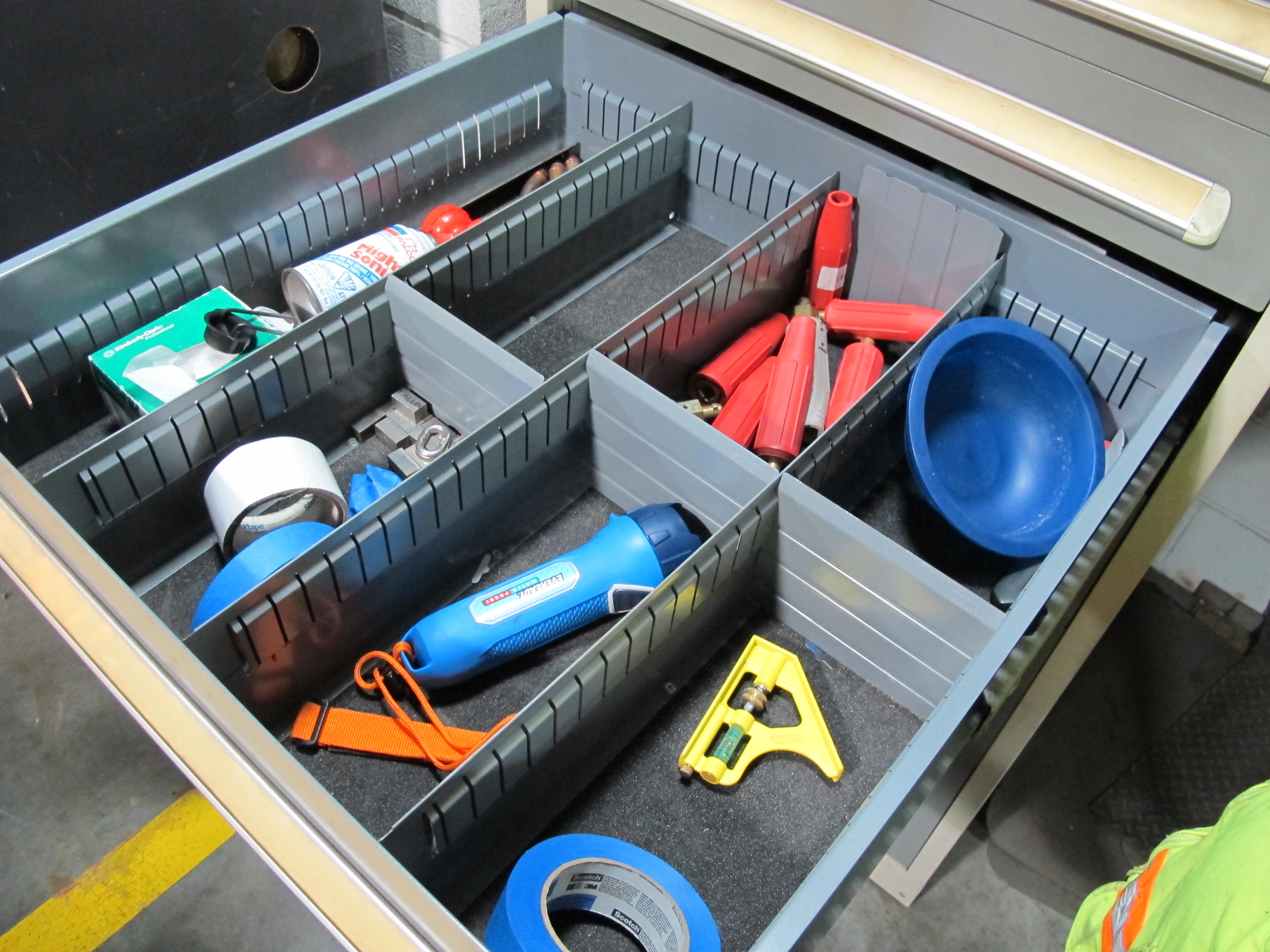 STANLEY VIDMAR 8-DRAWER TOOL CABINET W/ CONTENTS (T-10) LOADING & HANDLING FEE $50-613