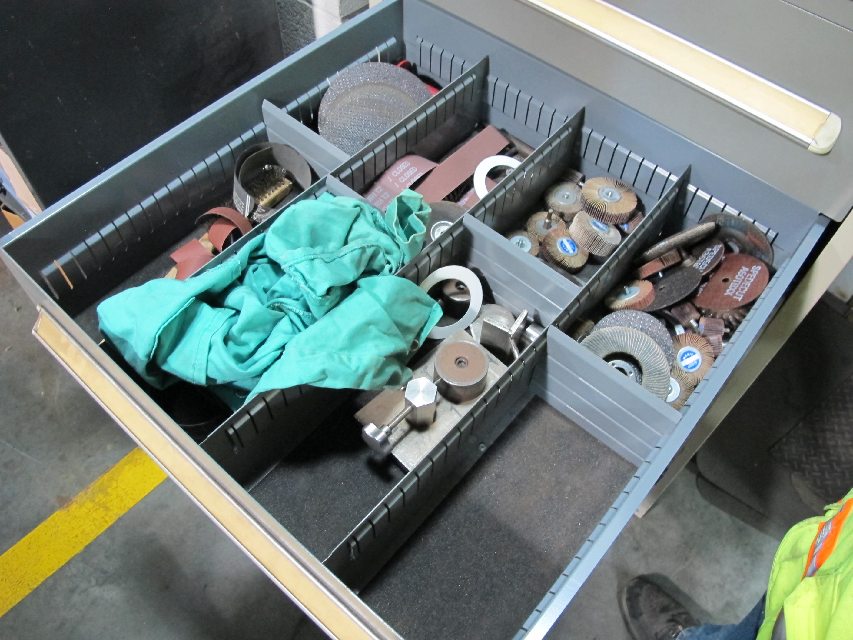 STANLEY VIDMAR 8-DRAWER TOOL CABINET W/ CONTENTS (T-10) LOADING & HANDLING FEE $50-613