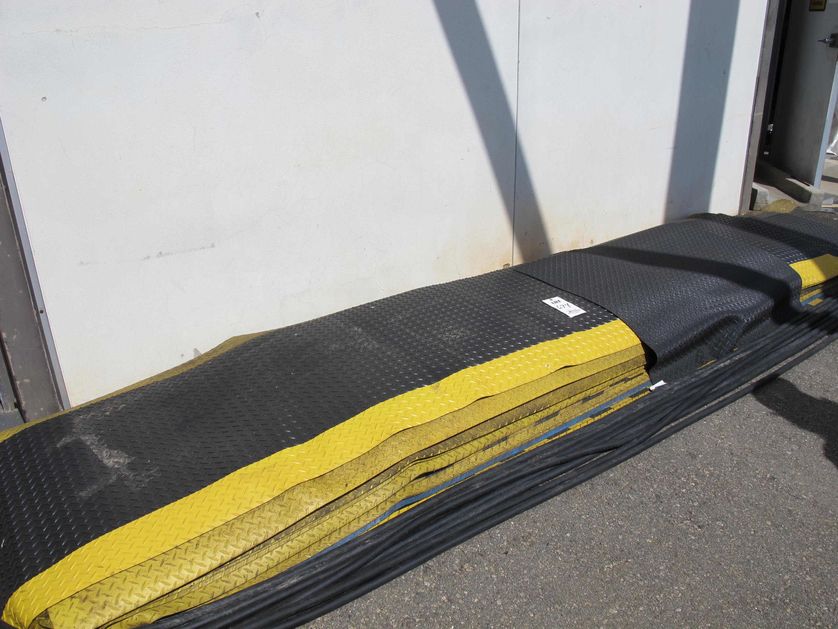 LOT ERGONOMIC FLOOR MATS (T-10) LOADING & HANDLING FEE $25-674