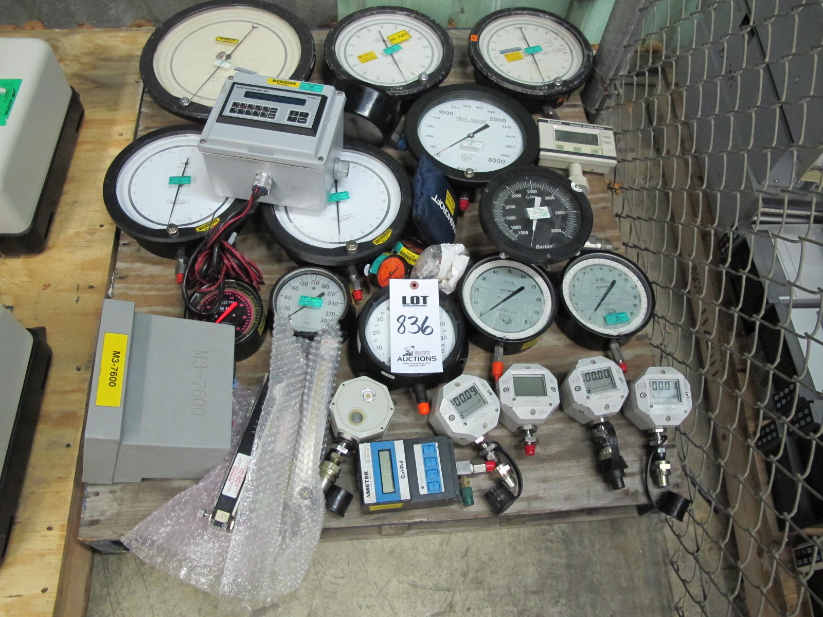 LOT MISC TEST & PRESSURE GAUGES (G-46) LOADING & HANDLING FEE $25-836
