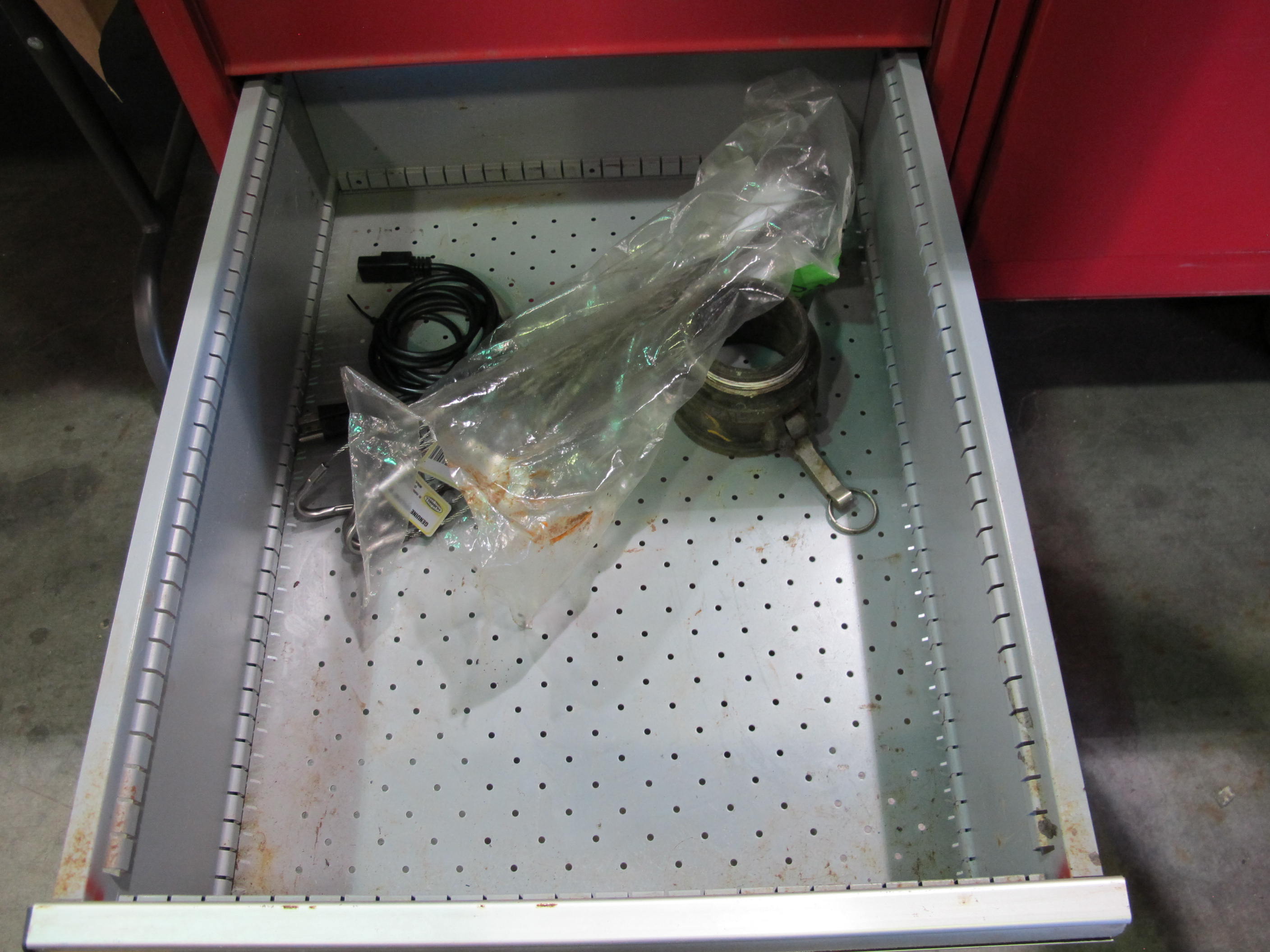 LISTA 5-DRAWER TOOL BOX W/ CONTENTS (T-10) LOADING & HANDLING FEE $50-84