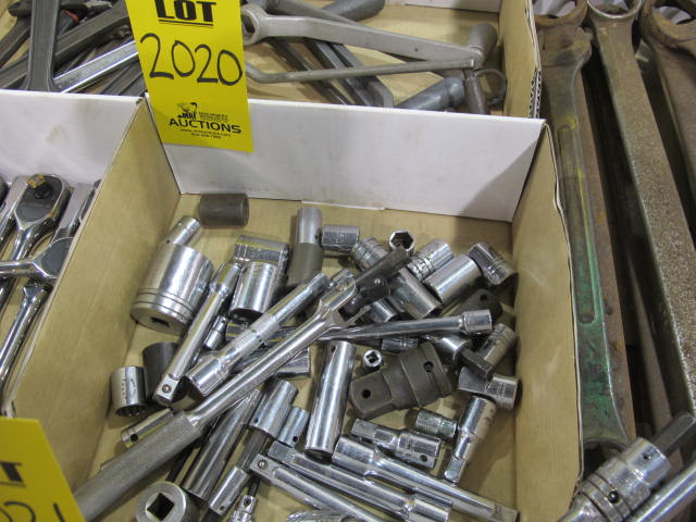 LOT MISC SOCKETS & EXTENSIONS (G-49) LOADING & HANDLING FEE $10-2020