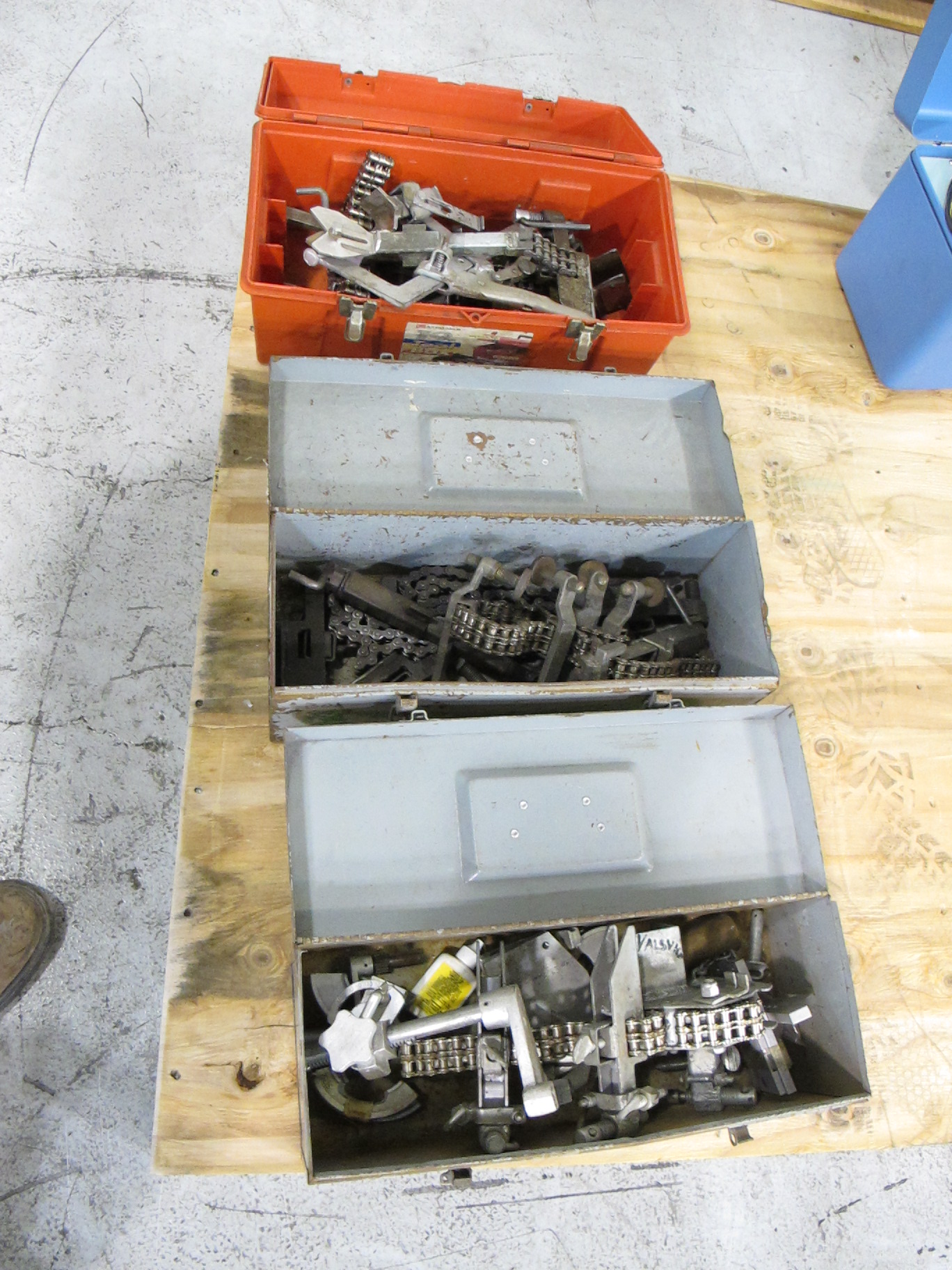 LOT MISC PIPE CLAMPS (G-49) LOADING & HANDLING FEE $25-2322A