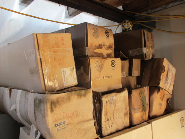 LOT (2) PALLETS RAYCHEM 48" 600 VOLT MEDIUM WALL TUBING AND MISC OVERHEAD LIGHTING (G-20) LOADING & HANDLING FEE $25-2484